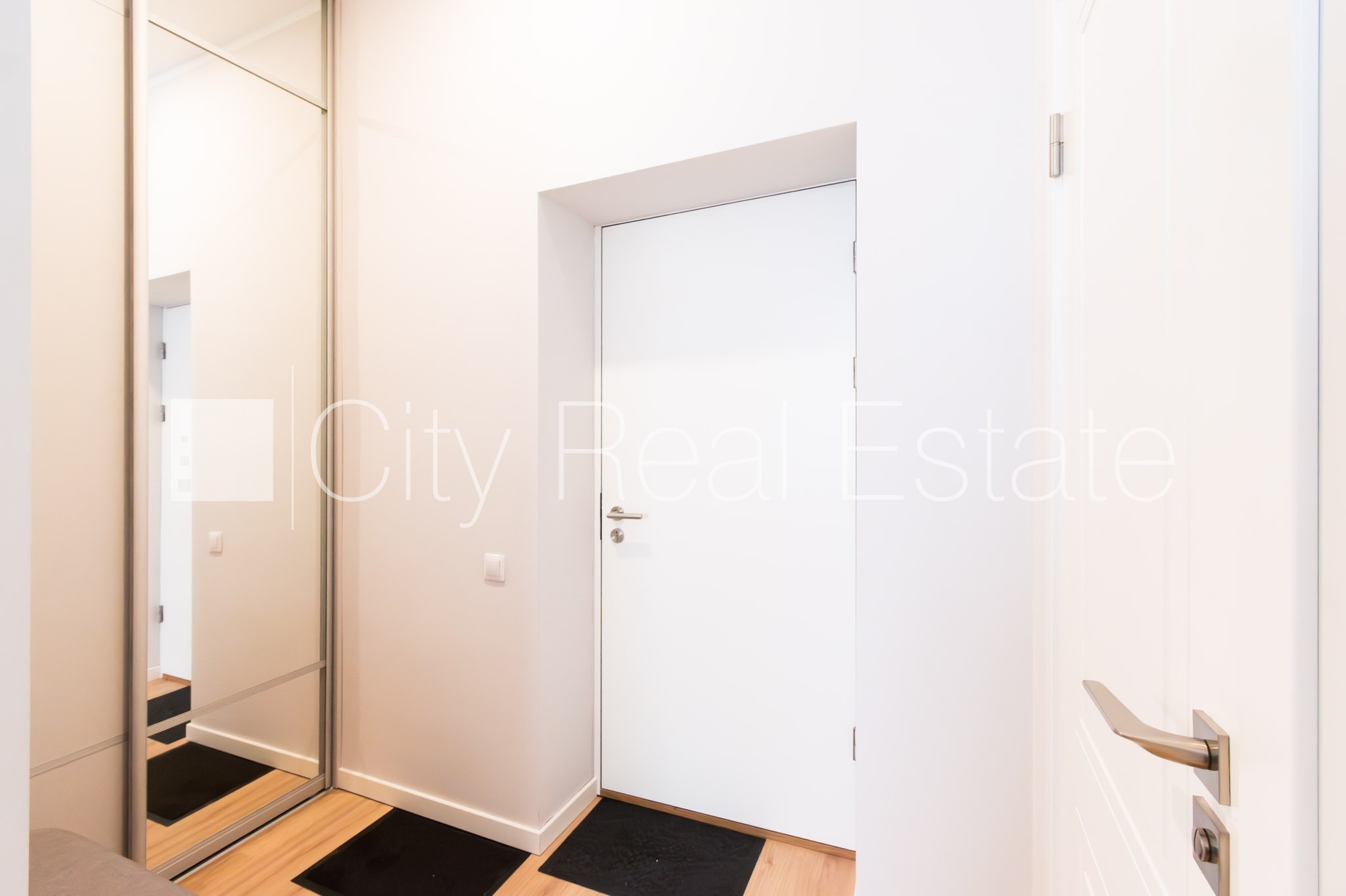 Sludinājumi. Fasādes māja, renovēta māja, iespēja nomāt autostāvvietu, ieeja no ielas, ir lifts, viena istaba Cena: 570 EUR/mēn Foto #6