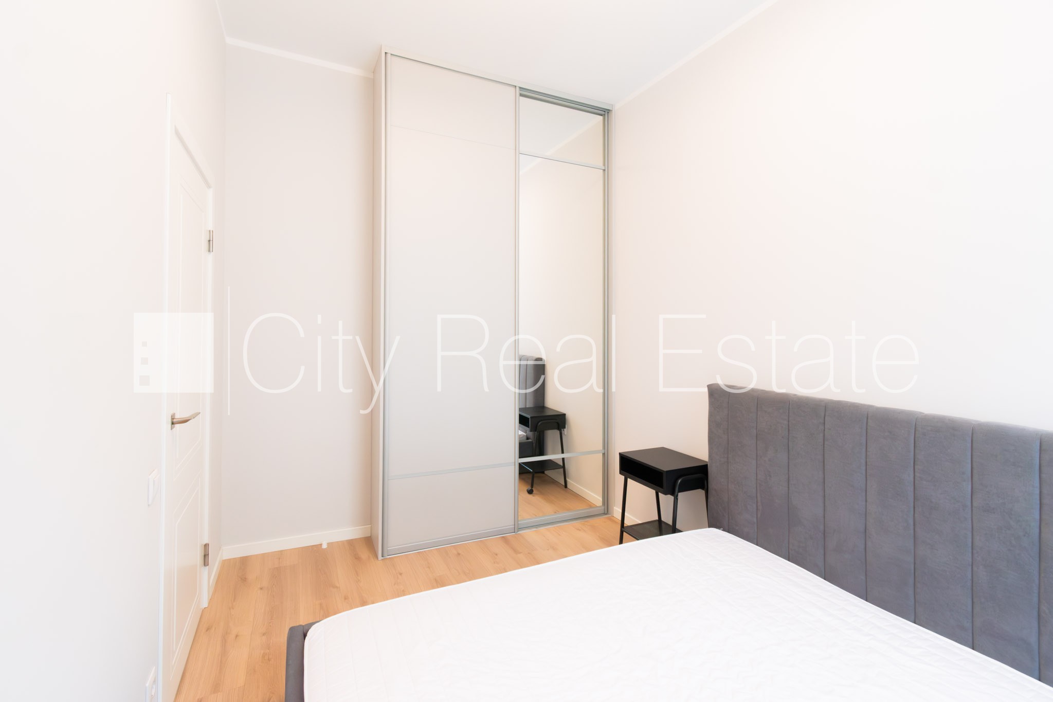 Sludinājumi. Fasādes māja, renovēta māja, iespēja nomāt autostāvvietu, ieeja no ielas, ir lifts, viena istaba Cena: 570 EUR/mēn Foto #2