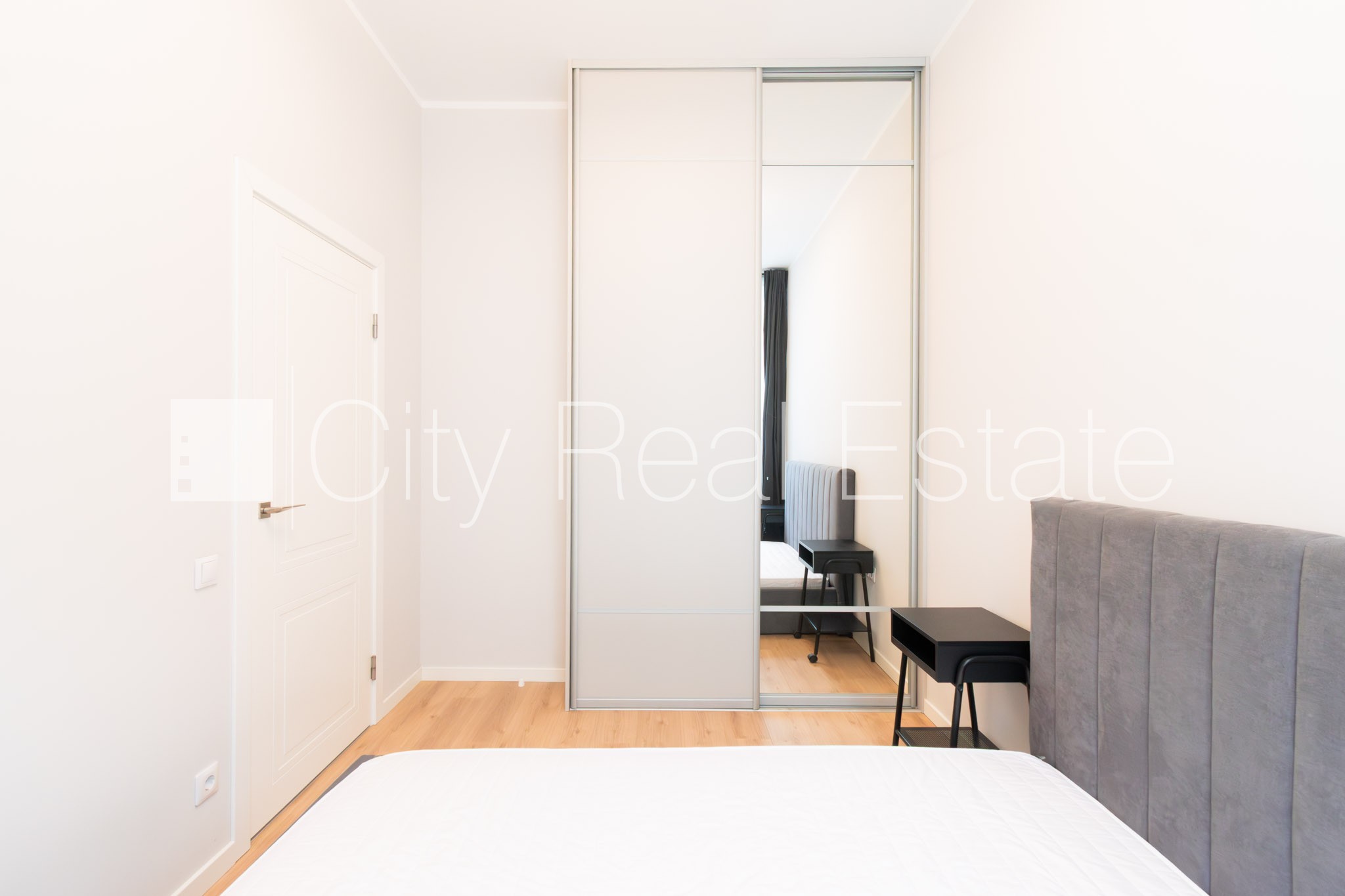 Sludinājumi. Fasādes māja, renovēta māja, iespēja nomāt autostāvvietu, ieeja no ielas, ir lifts, viena istaba Cena: 570 EUR/mēn Foto #1