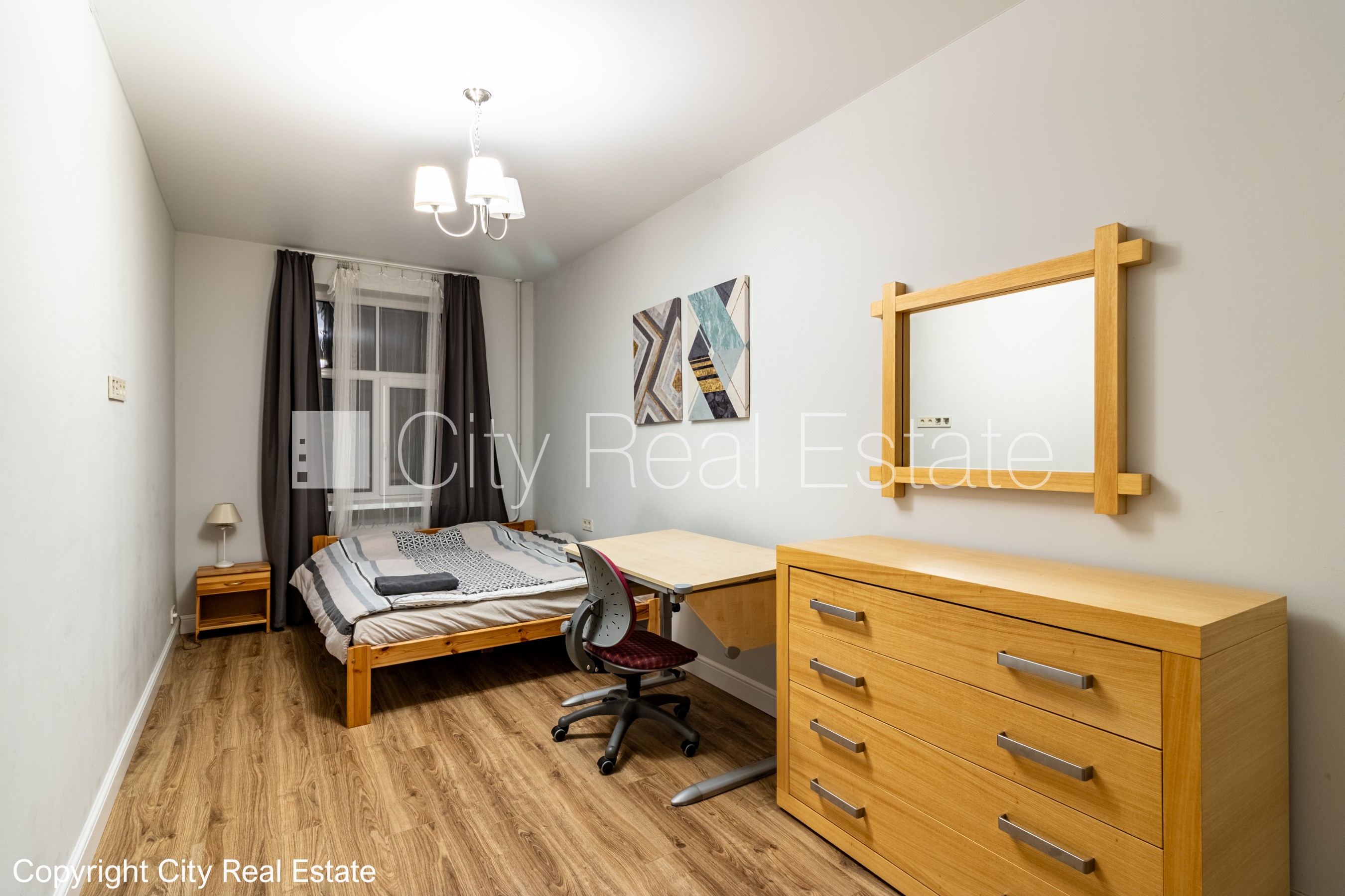 Sludinājumi. Pagalma ēka, labiekārtota apzaļumota teritorija, vieta automašīnai, istabas izolētas 2 gab., viena Cena: 750 EUR/mēn Foto #1