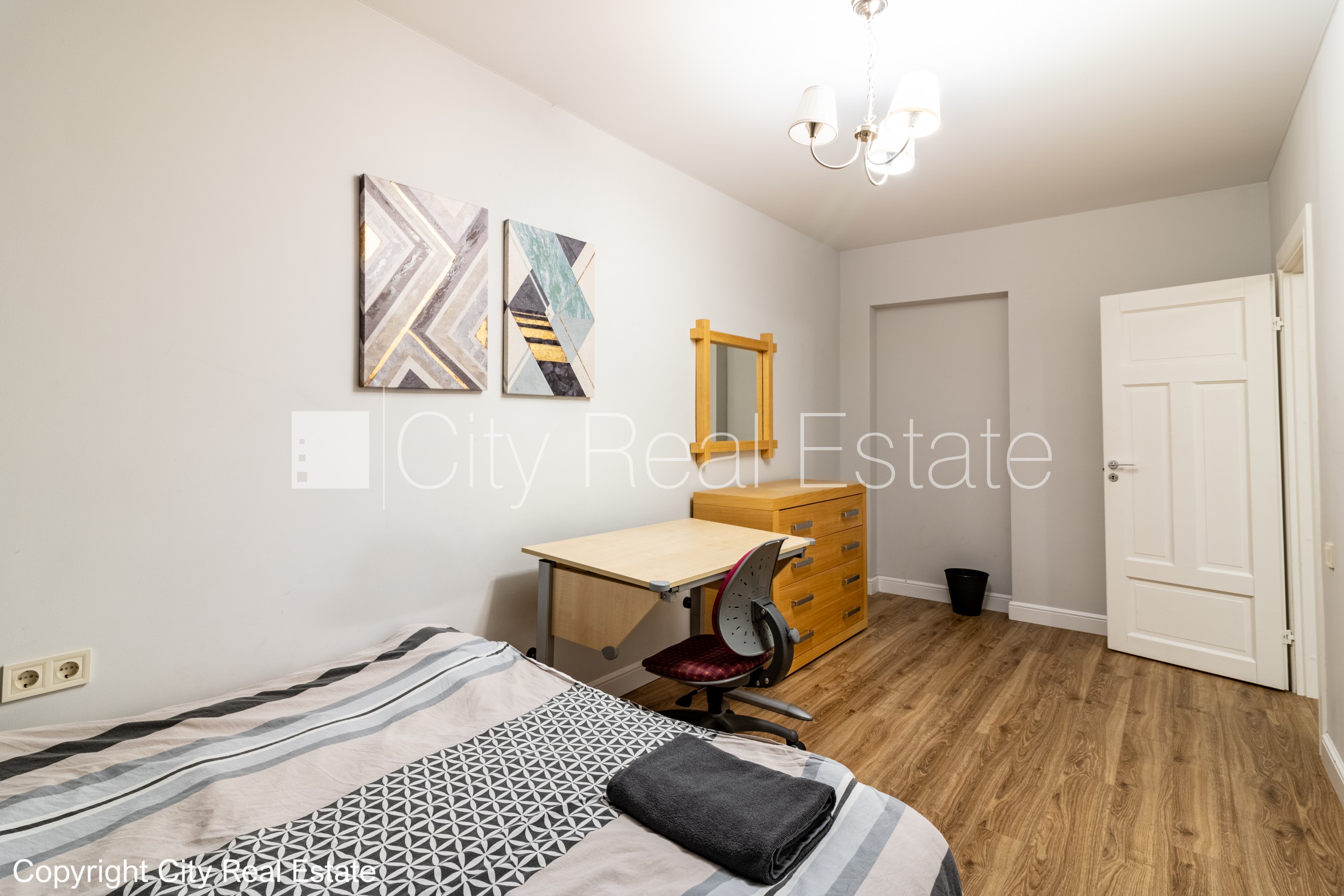 Sludinājumi. Pagalma ēka, labiekārtota apzaļumota teritorija, vieta automašīnai, istabas izolētas 2 gab., viena Cena: 750 EUR/mēn Foto #3