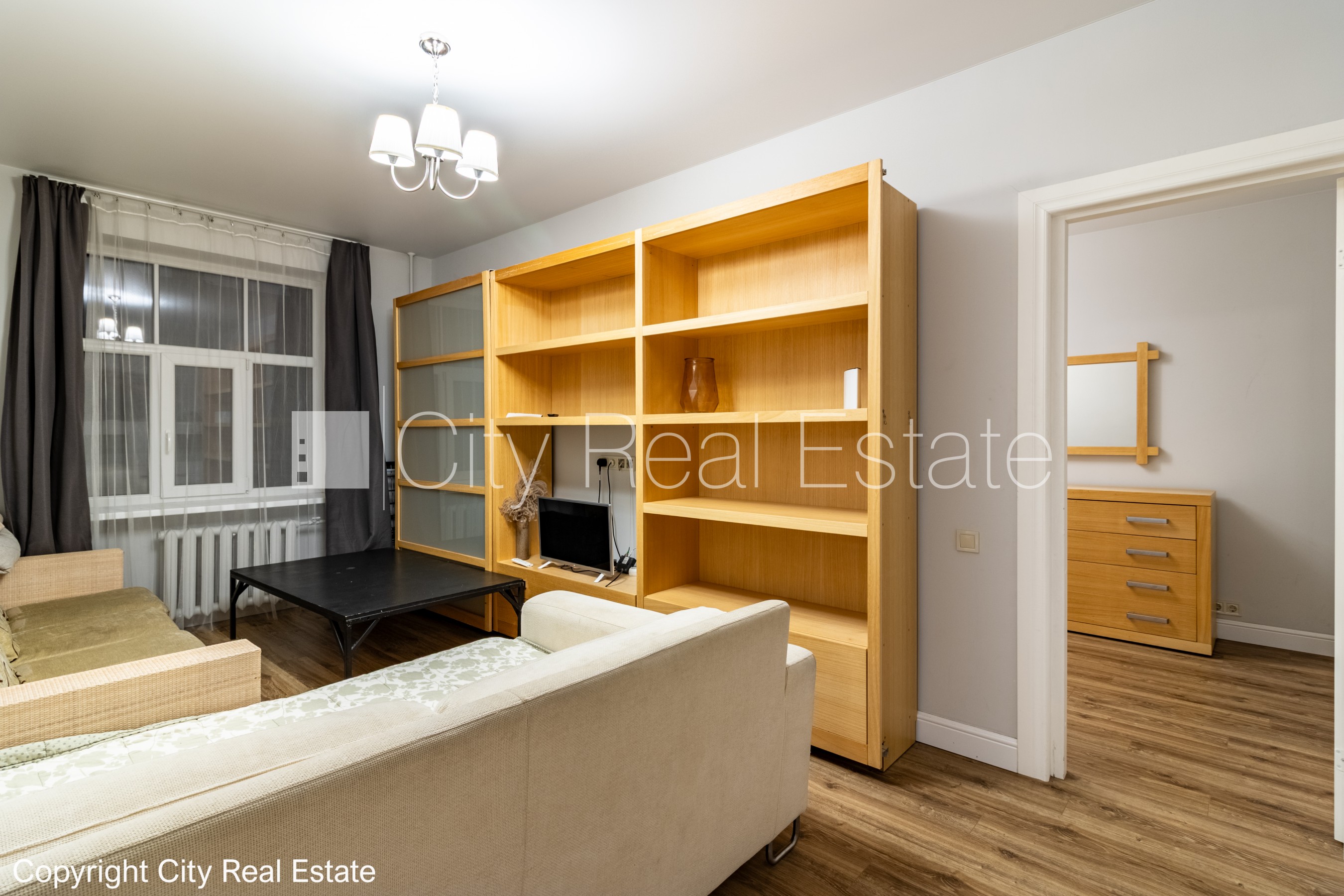 Sludinājumi. Pagalma ēka, labiekārtota apzaļumota teritorija, vieta automašīnai, istabas izolētas 2 gab., viena Cena: 750 EUR/mēn Foto #4