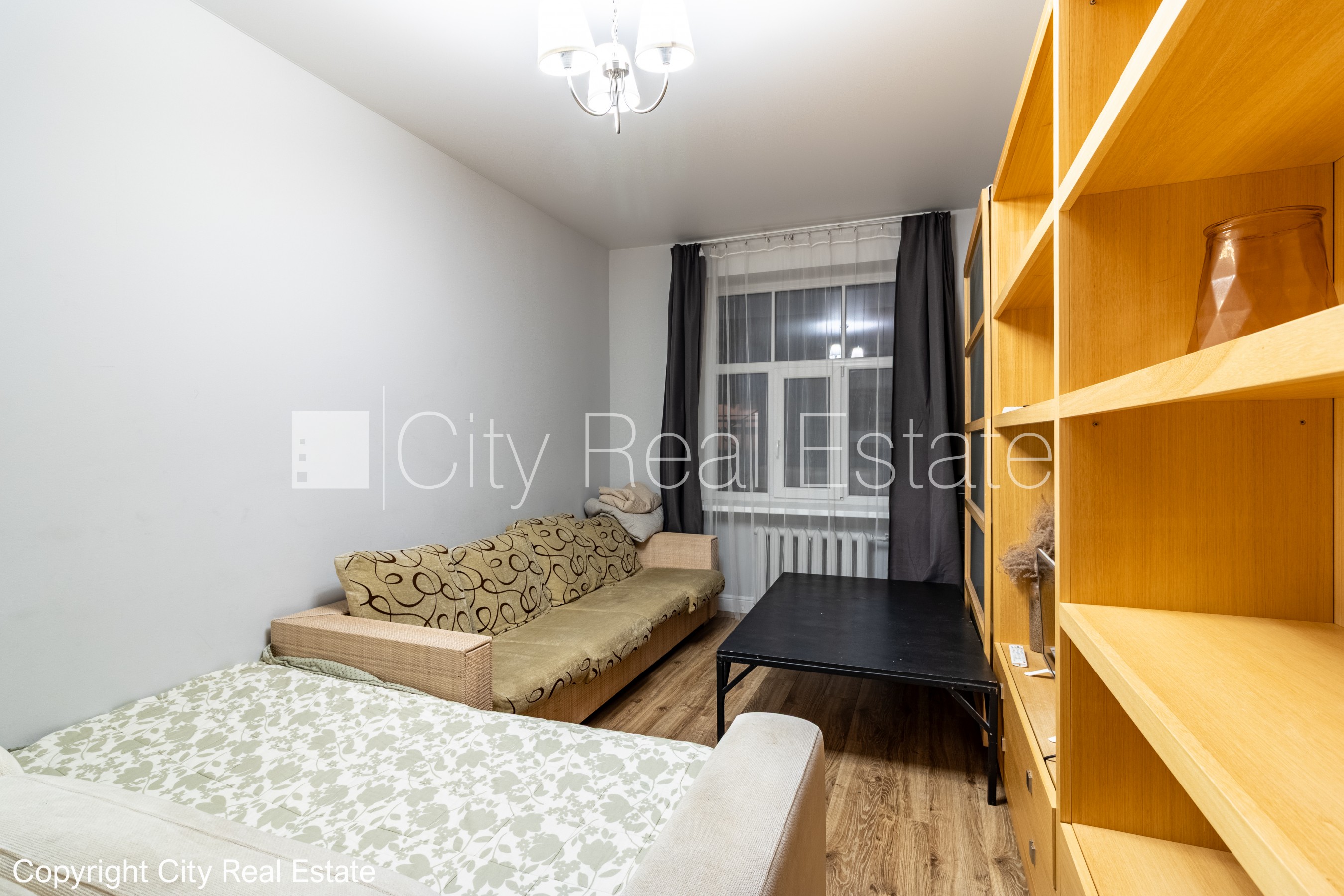 Sludinājumi. Pagalma ēka, labiekārtota apzaļumota teritorija, vieta automašīnai, istabas izolētas 2 gab., viena Cena: 750 EUR/mēn Foto #5