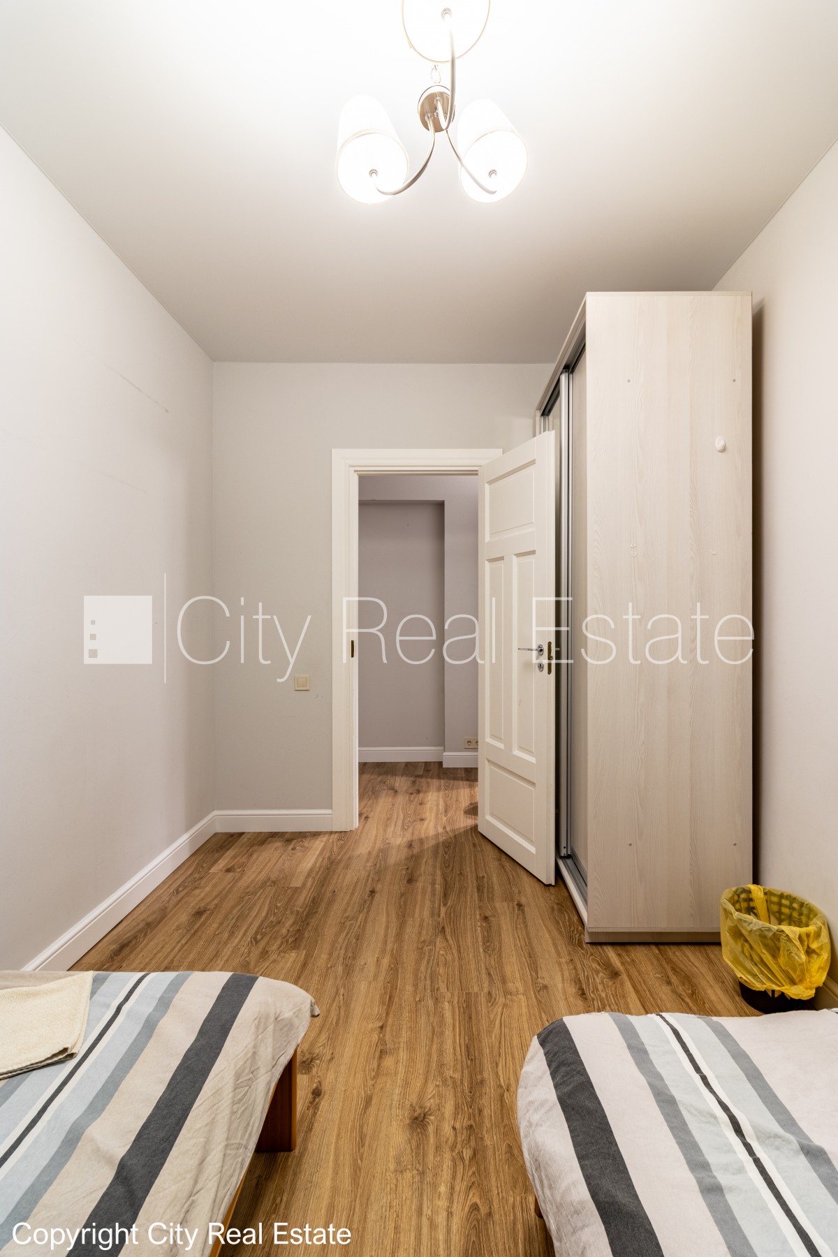 Sludinājumi. Pagalma ēka, labiekārtota apzaļumota teritorija, vieta automašīnai, istabas izolētas 2 gab., viena Cena: 750 EUR/mēn Foto #8