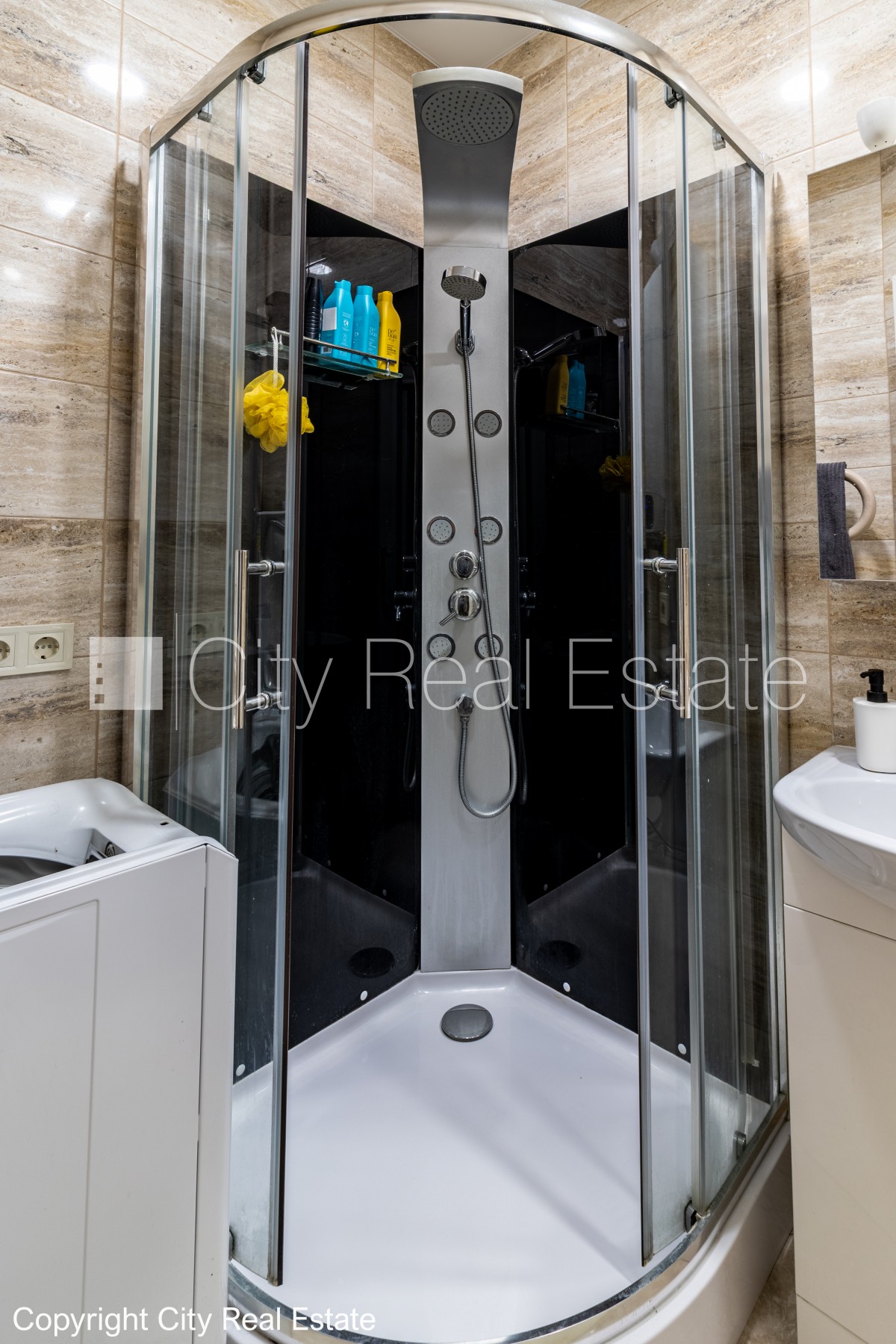 Sludinājumi. Pagalma ēka, labiekārtota apzaļumota teritorija, vieta automašīnai, istabas izolētas 2 gab., viena Cena: 750 EUR/mēn Foto #13