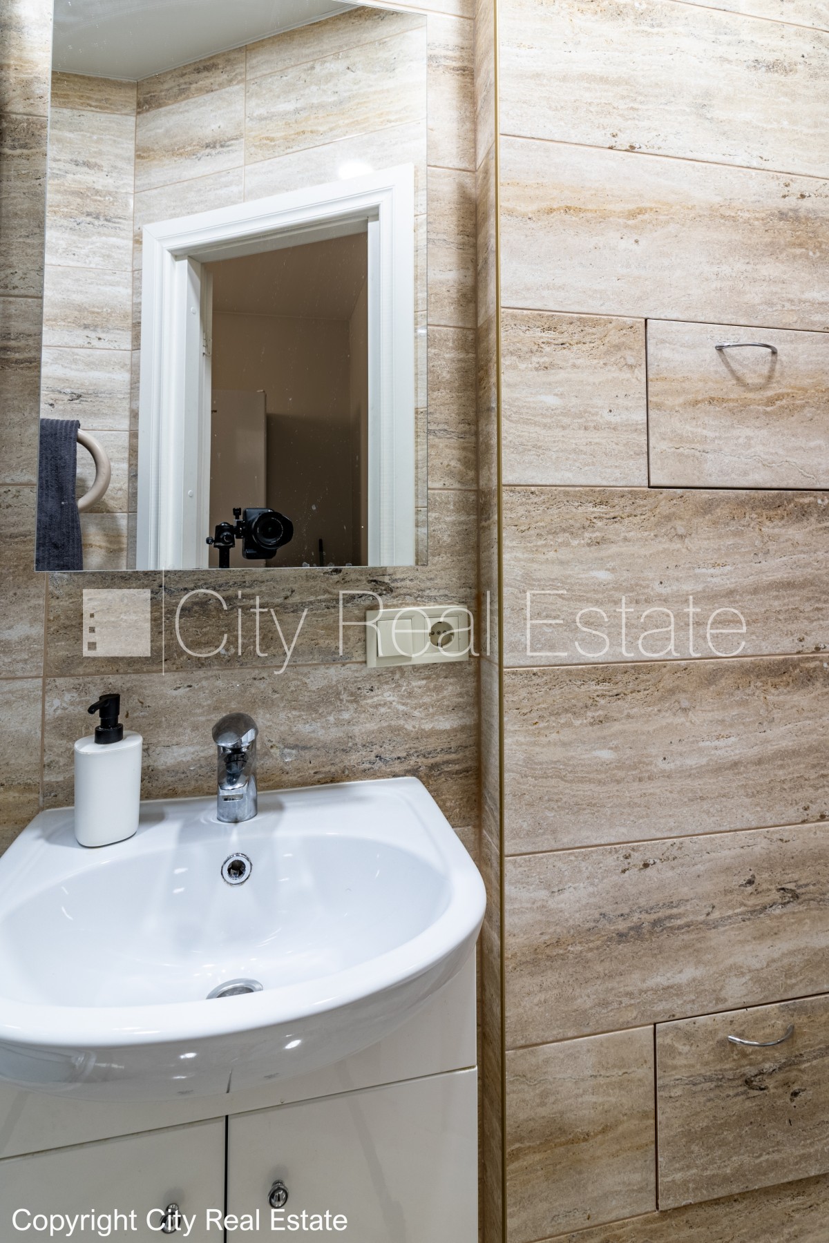 Sludinājumi. Pagalma ēka, labiekārtota apzaļumota teritorija, vieta automašīnai, istabas izolētas 2 gab., viena Cena: 750 EUR/mēn Foto #14