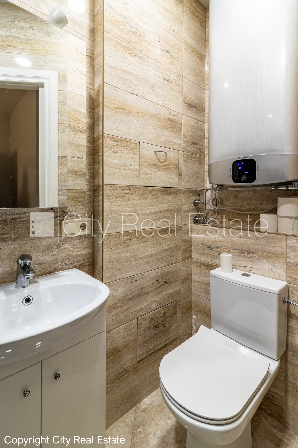 Sludinājumi. Pagalma ēka, labiekārtota apzaļumota teritorija, vieta automašīnai, istabas izolētas 2 gab., viena Cena: 750 EUR/mēn Foto #15