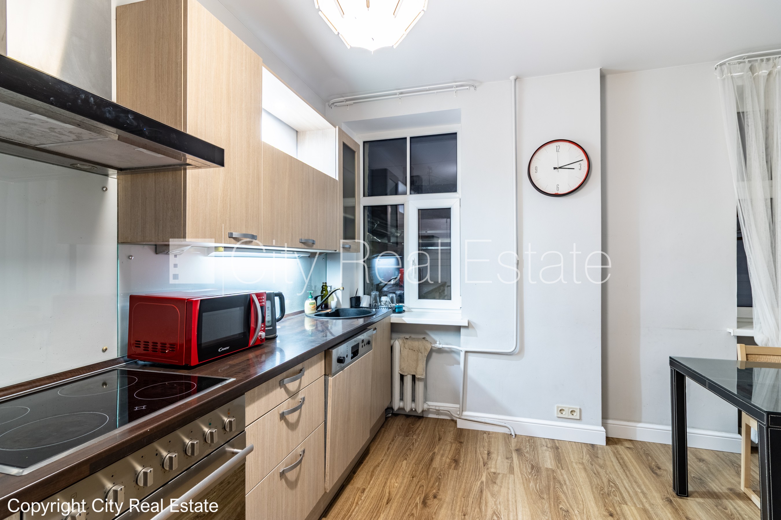 Sludinājumi. Pagalma ēka, labiekārtota apzaļumota teritorija, vieta automašīnai, istabas izolētas 2 gab., viena Cena: 750 EUR/mēn Foto #9