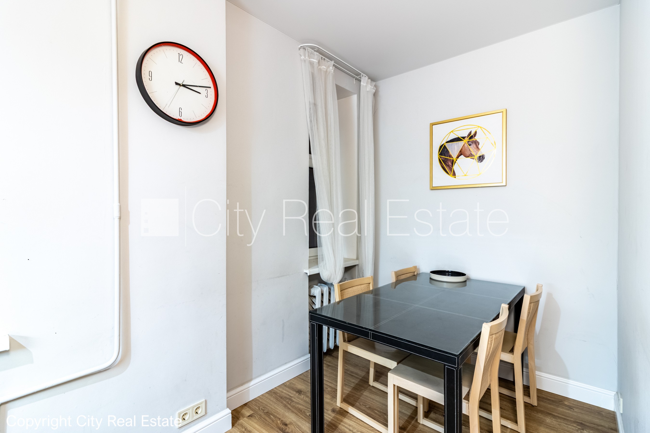 Sludinājumi. Pagalma ēka, labiekārtota apzaļumota teritorija, vieta automašīnai, istabas izolētas 2 gab., viena Cena: 750 EUR/mēn Foto #11