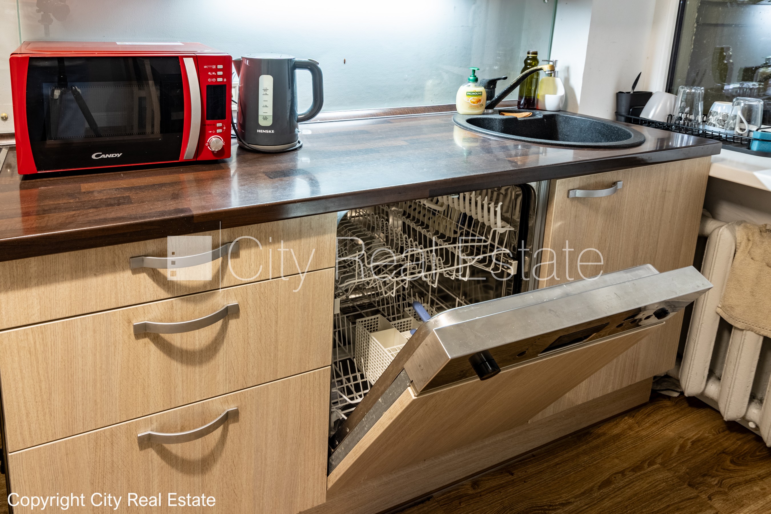 Sludinājumi. Pagalma ēka, labiekārtota apzaļumota teritorija, vieta automašīnai, istabas izolētas 2 gab., viena Cena: 750 EUR/mēn Foto #12