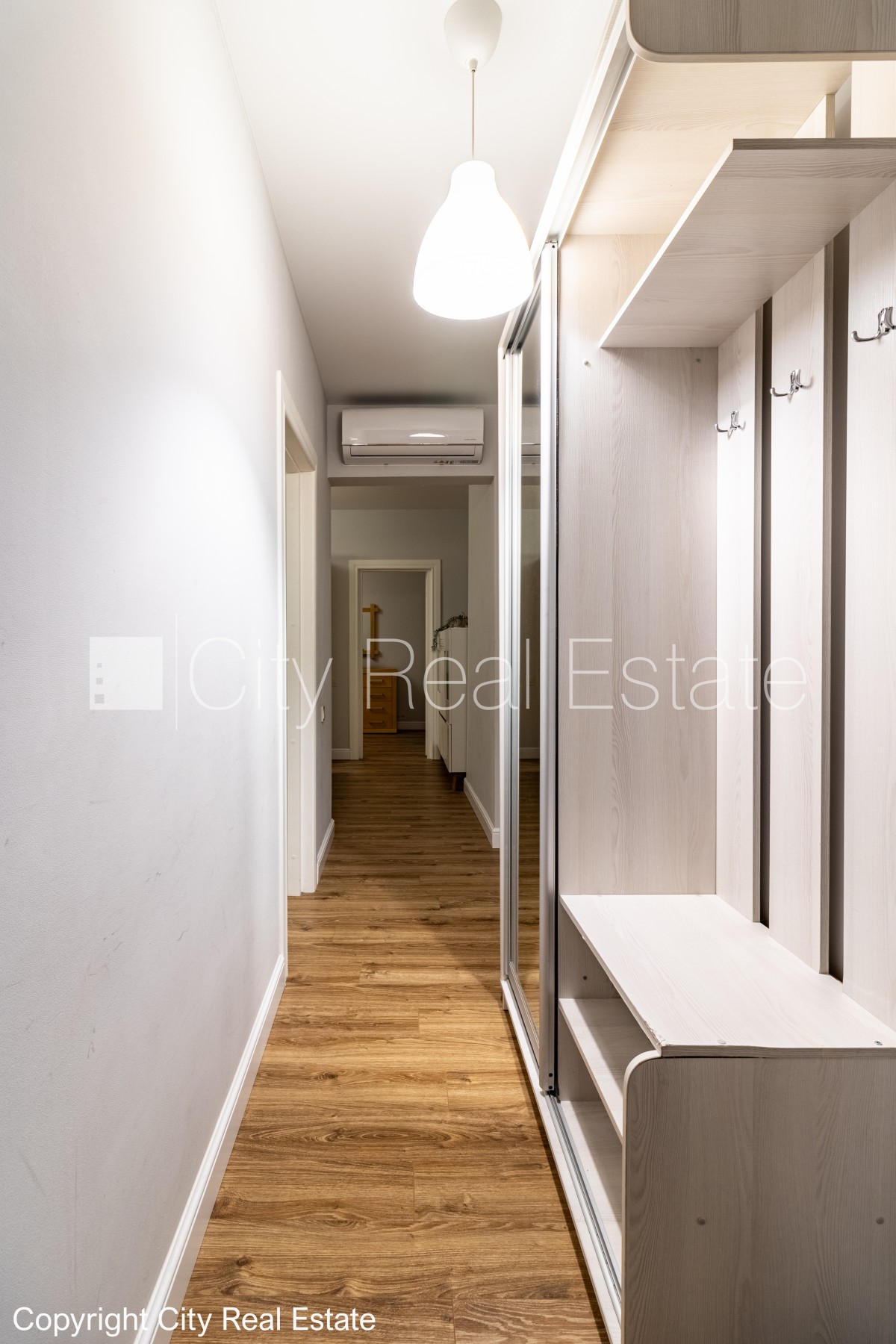 Sludinājumi. Pagalma ēka, labiekārtota apzaļumota teritorija, vieta automašīnai, istabas izolētas 2 gab., viena Cena: 750 EUR/mēn Foto #16