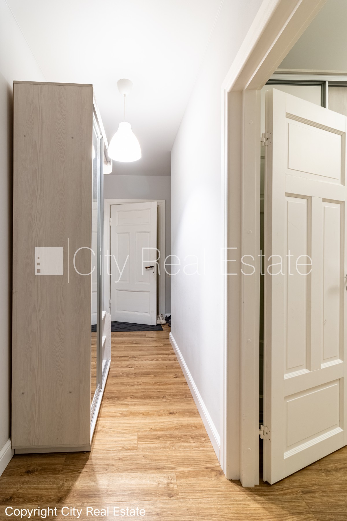 Sludinājumi. Pagalma ēka, labiekārtota apzaļumota teritorija, vieta automašīnai, istabas izolētas 2 gab., viena Cena: 750 EUR/mēn Foto #17