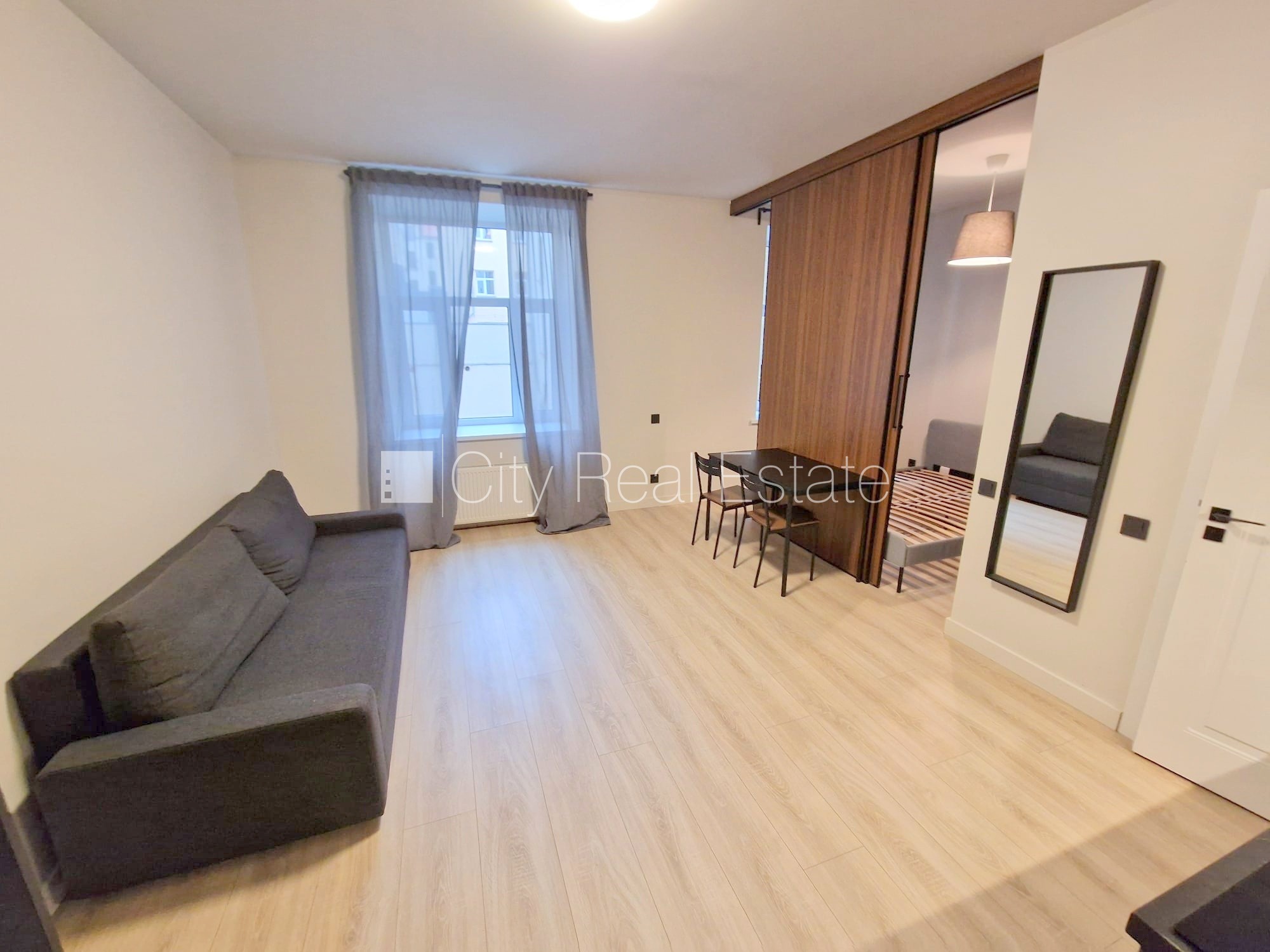 Объявление. Фасадный дом, реновированный дом, закрытый двор, вход с улицы, лифт, лестничная клетка после Цена: 490 EUR/мес. Foto #4