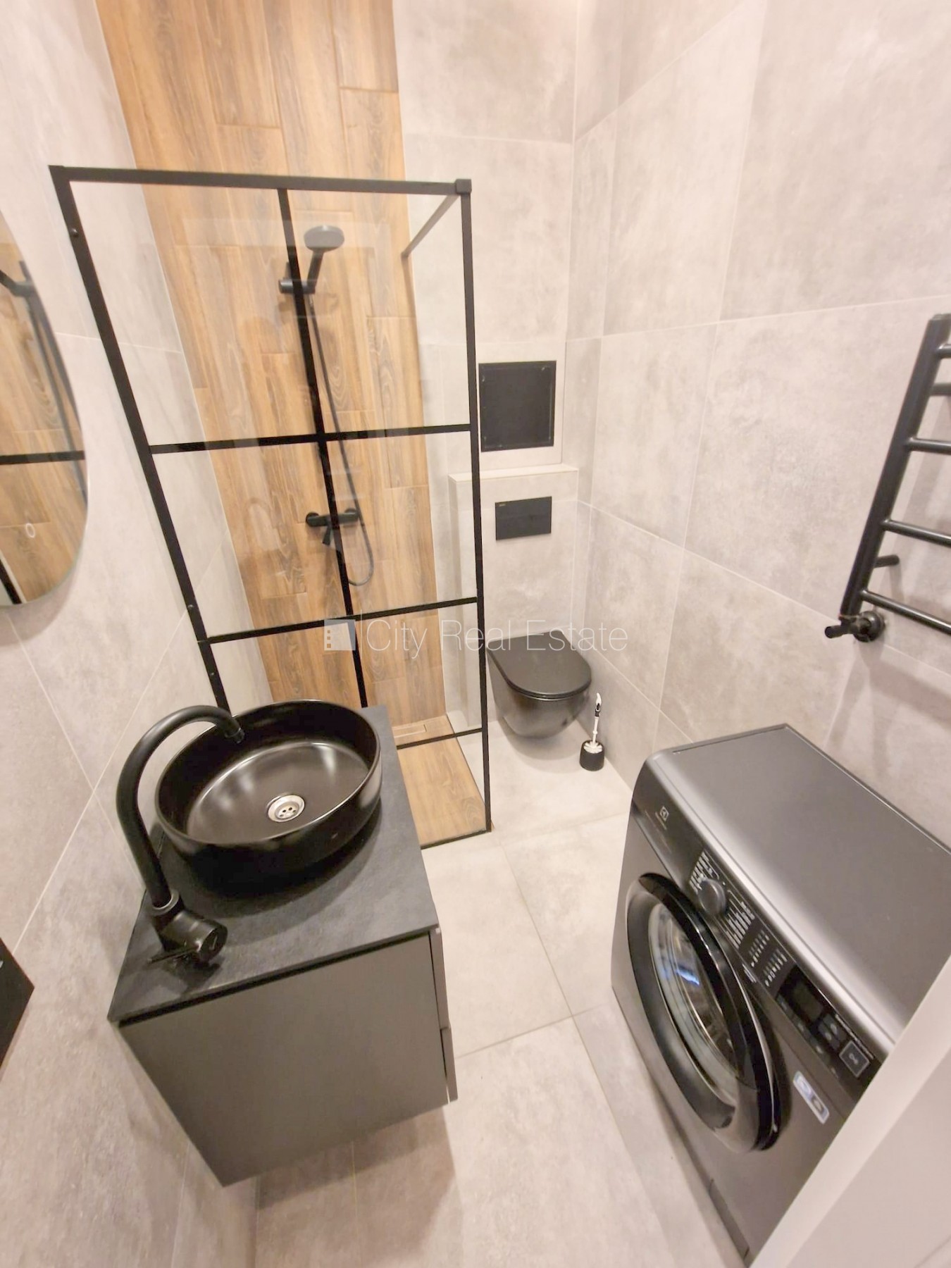 Объявление. Фасадный дом, реновированный дом, закрытый двор, вход с улицы, лифт, лестничная клетка после Цена: 490 EUR/мес. Foto #20