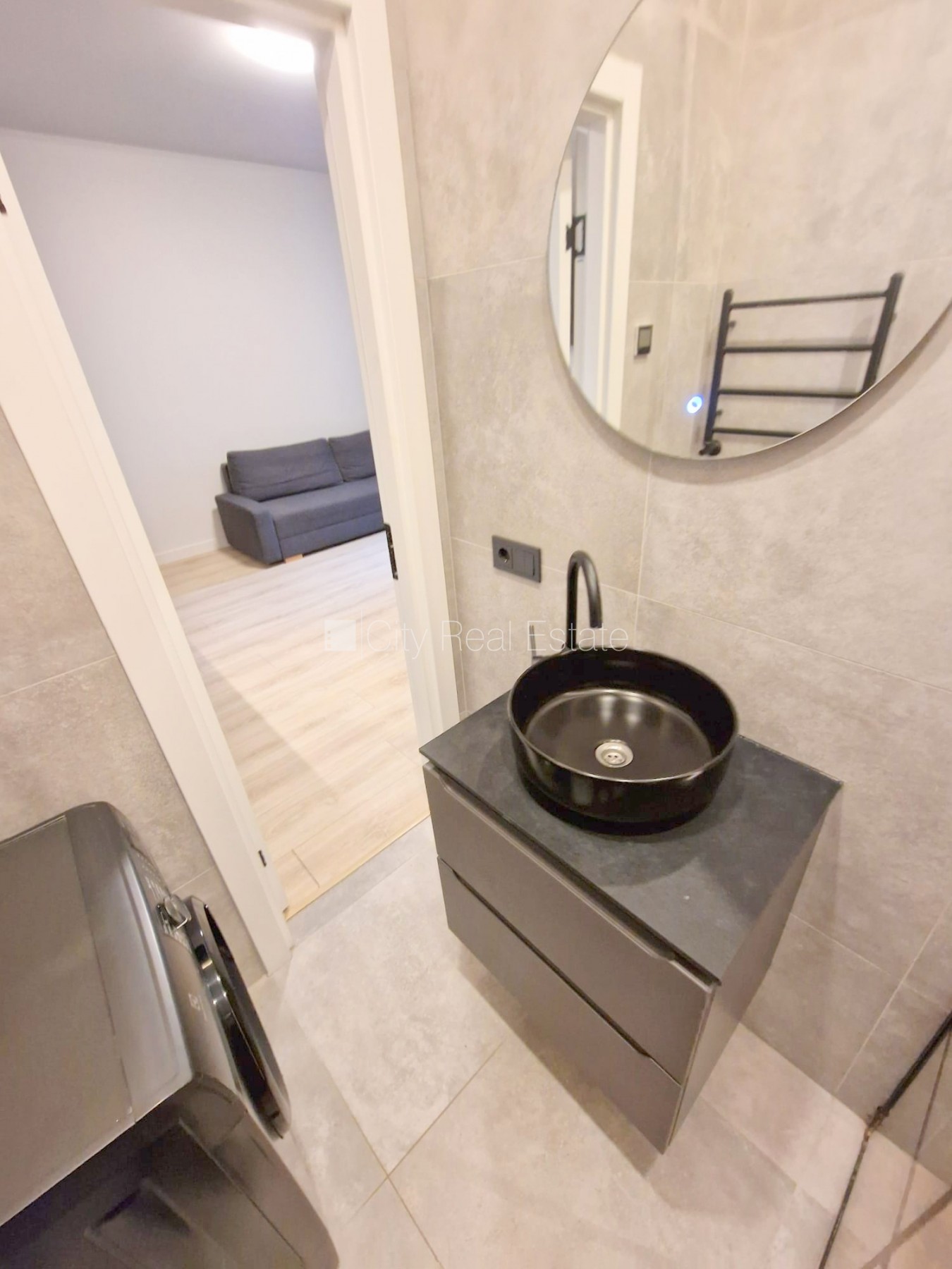 Объявление. Фасадный дом, реновированный дом, закрытый двор, вход с улицы, лифт, лестничная клетка после Цена: 490 EUR/мес. Foto #21