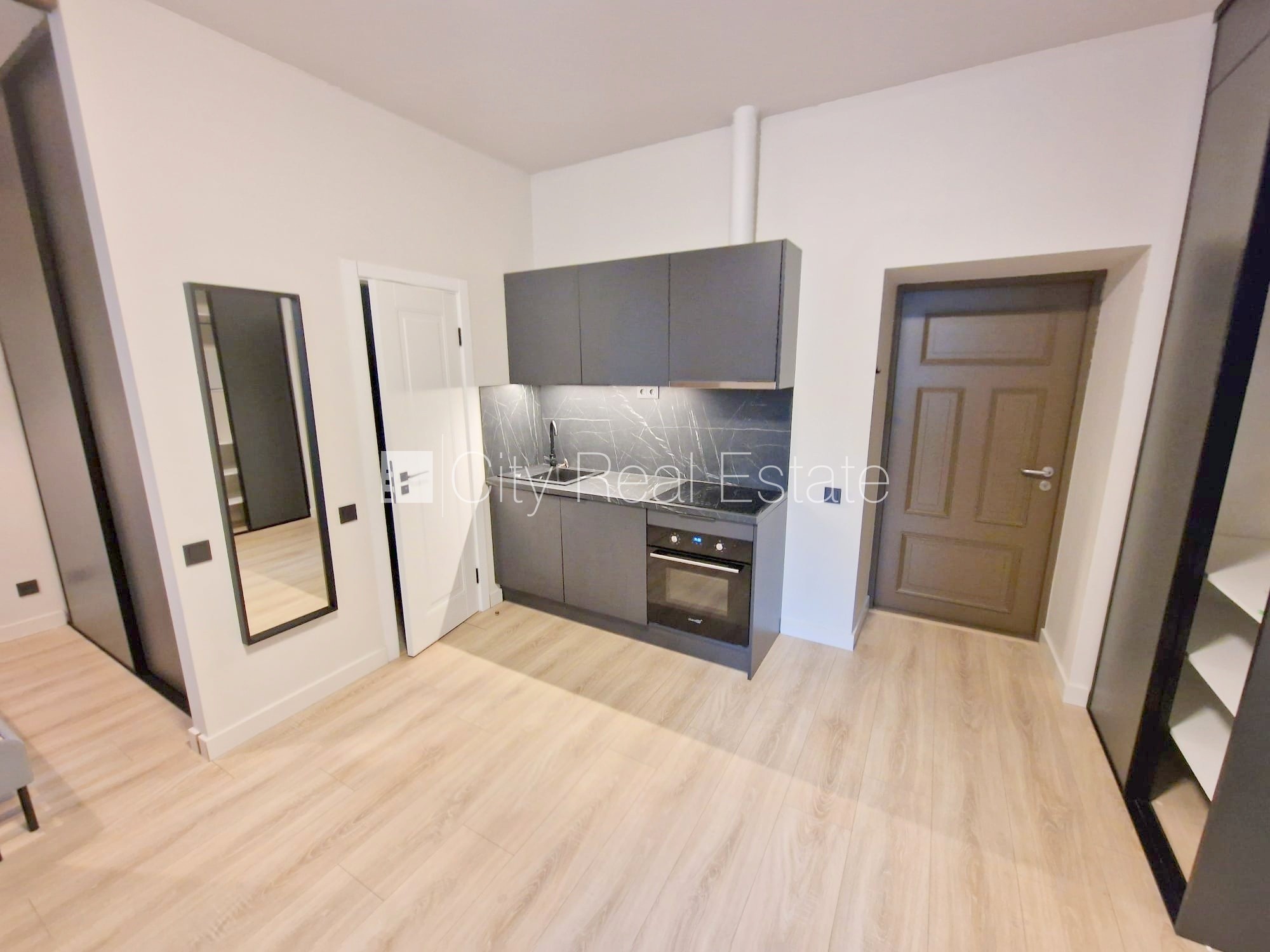 Объявление. Фасадный дом, реновированный дом, закрытый двор, вход с улицы, лифт, лестничная клетка после Цена: 490 EUR/мес. Foto #10