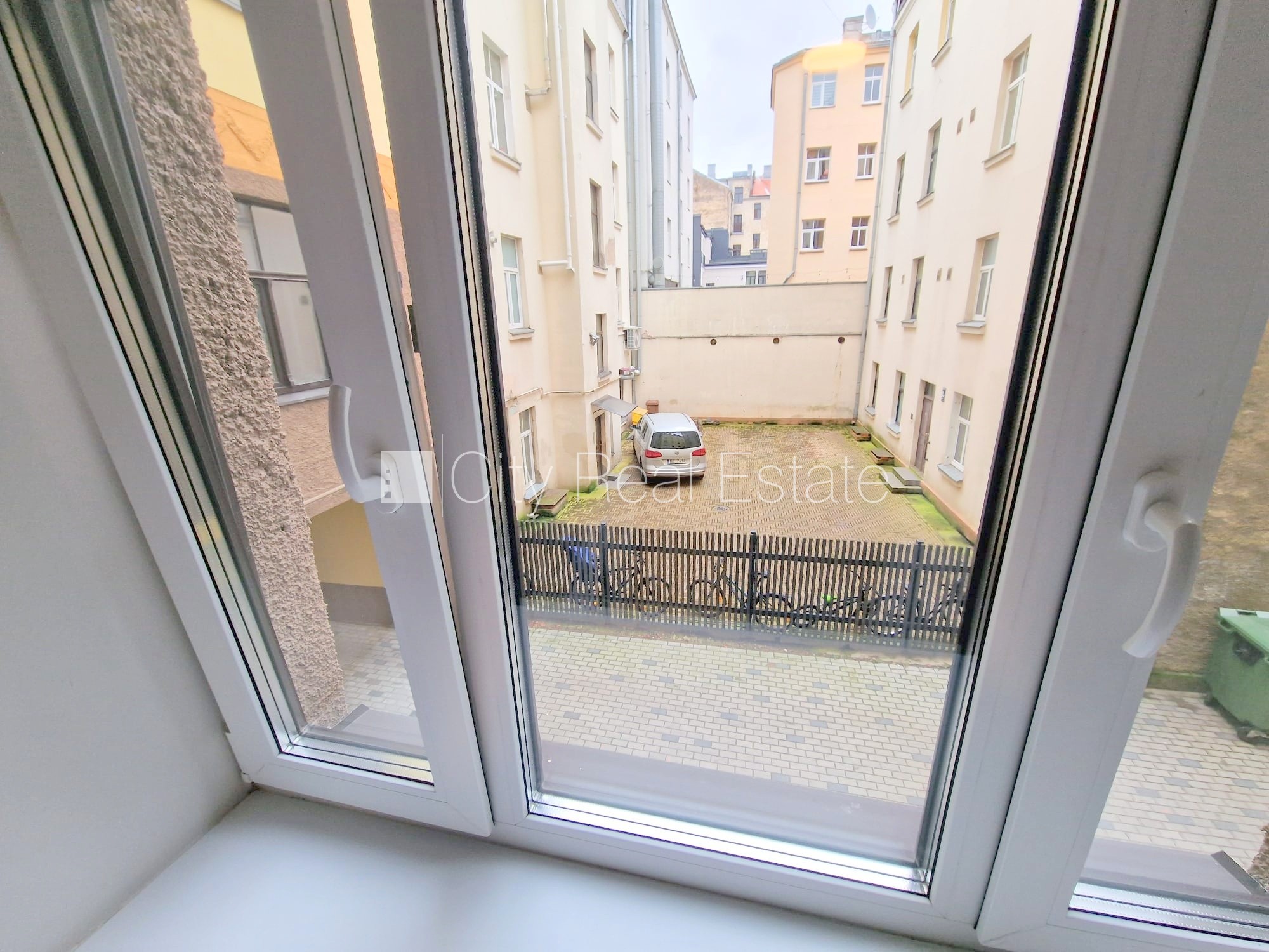 Объявление. Фасадный дом, реновированный дом, закрытый двор, вход с улицы, лифт, лестничная клетка после Цена: 490 EUR/мес. Foto #14