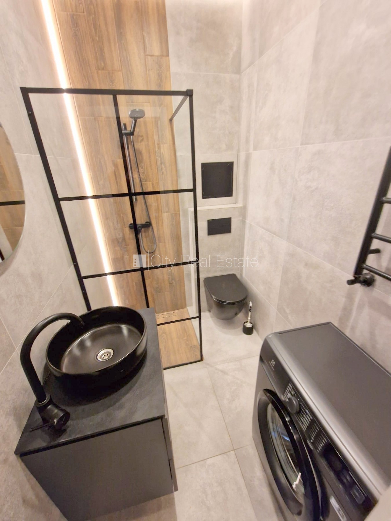 Объявление. Фасадный дом, реновированный дом, закрытый двор, вход с улицы, лифт, лестничная клетка после Цена: 490 EUR/мес. Foto #23