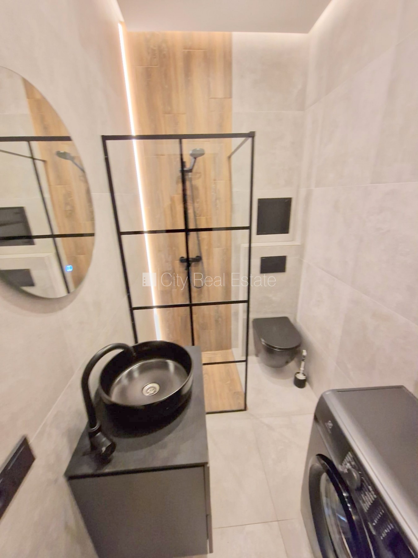 Объявление. Фасадный дом, реновированный дом, закрытый двор, вход с улицы, лифт, лестничная клетка после Цена: 490 EUR/мес. Foto #24