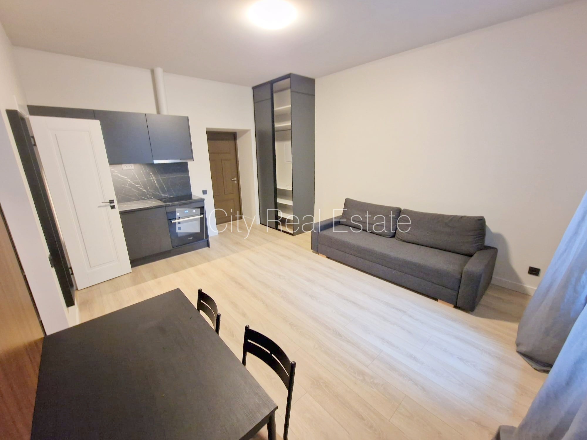 Объявление. Фасадный дом, реновированный дом, закрытый двор, вход с улицы, лифт, лестничная клетка после Цена: 490 EUR/мес. Foto #13