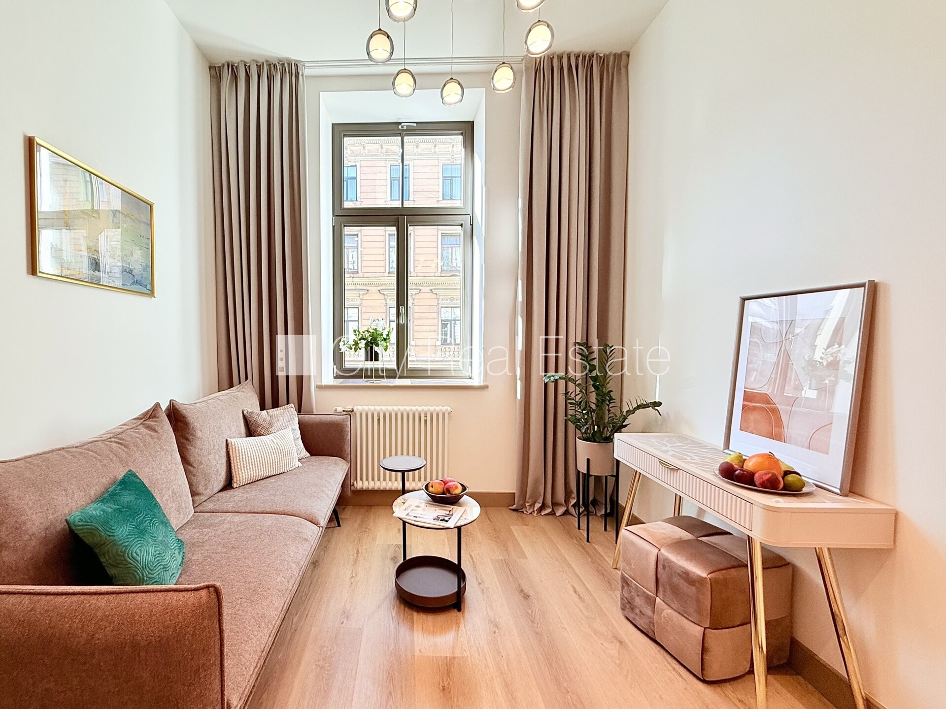 Sludinājumi. Renovēta māja, kāpņu telpa pēc kapitālā remonta, logi vērsti uz ielas pusi, guļamistabu skaits 1 Cena: 142000 EUR Foto #2