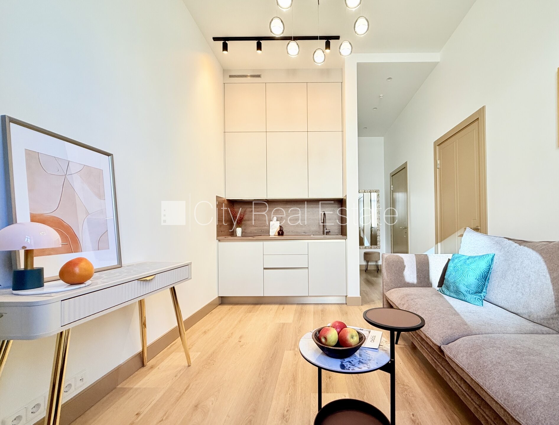 Sludinājumi. Renovēta māja, kāpņu telpa pēc kapitālā remonta, logi vērsti uz ielas pusi, guļamistabu skaits 1 Cena: 142000 EUR Foto #1