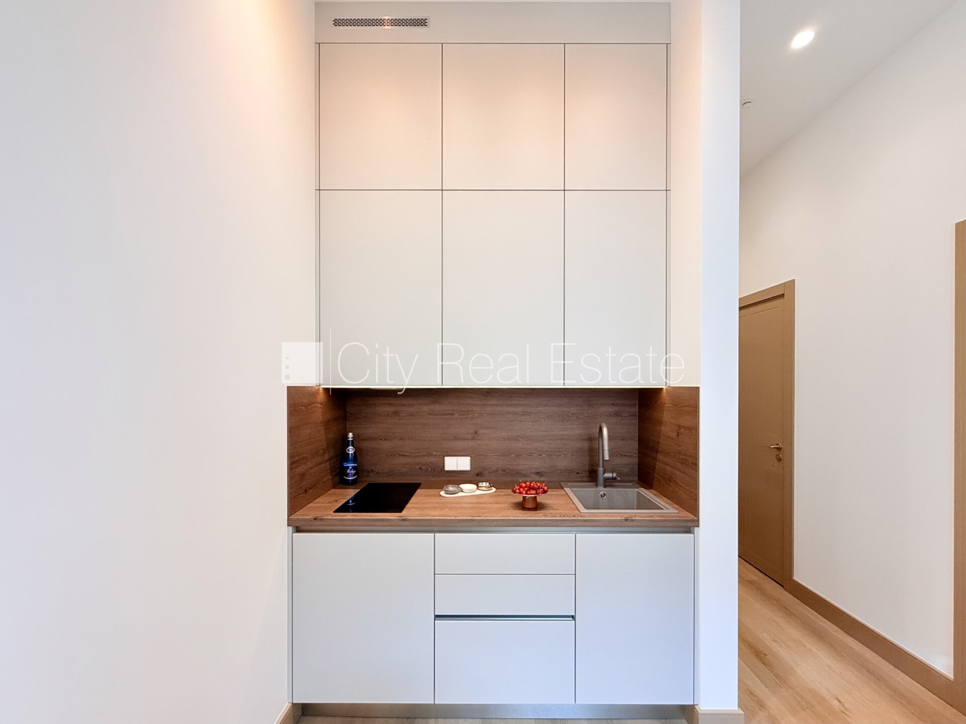 Sludinājumi. Renovēta māja, kāpņu telpa pēc kapitālā remonta, logi vērsti uz ielas pusi, guļamistabu skaits 1 Cena: 142000 EUR Foto #4