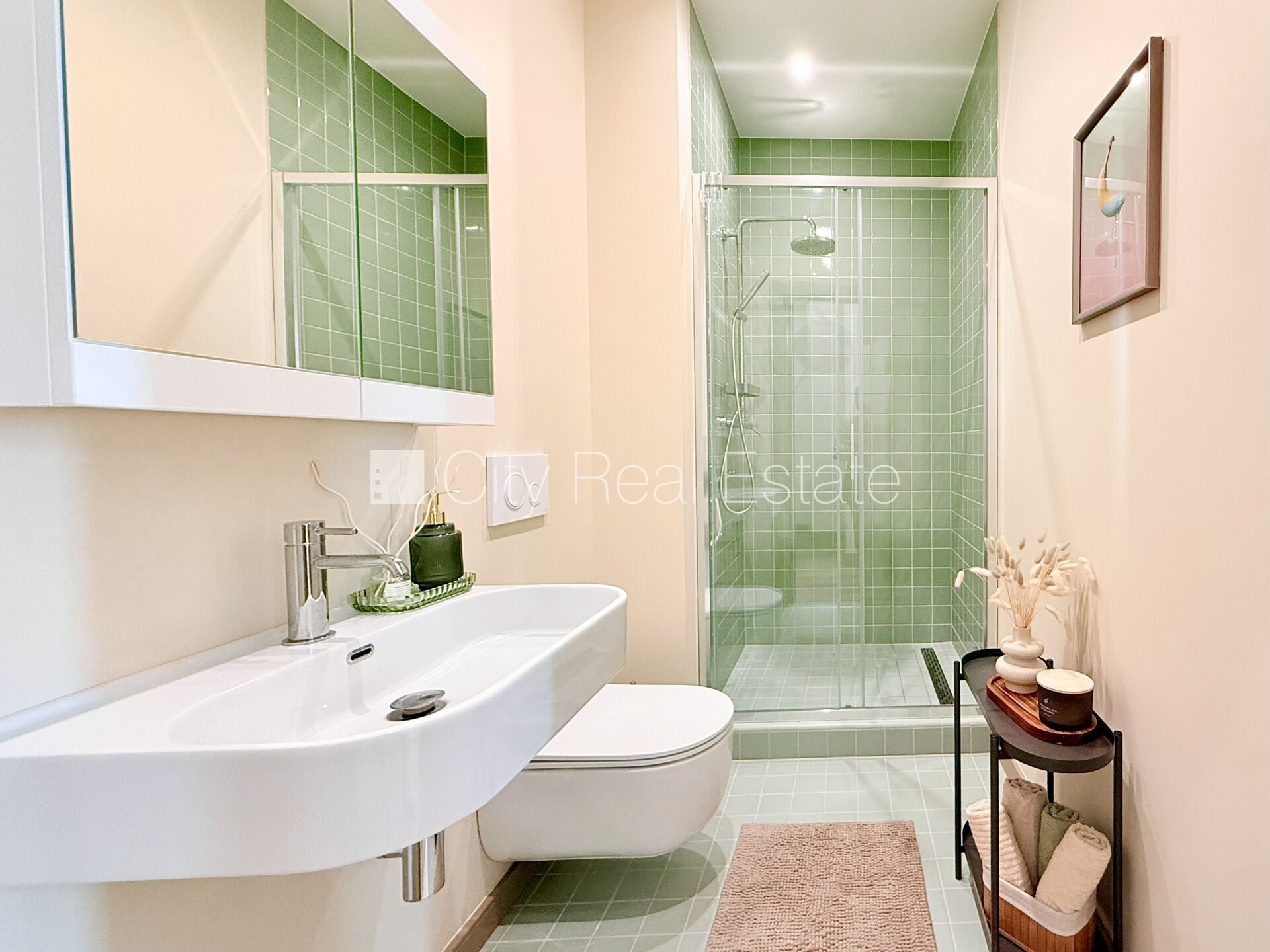 Sludinājumi. Renovēta māja, kāpņu telpa pēc kapitālā remonta, logi vērsti uz ielas pusi, guļamistabu skaits 1 Cena: 142000 EUR Foto #9