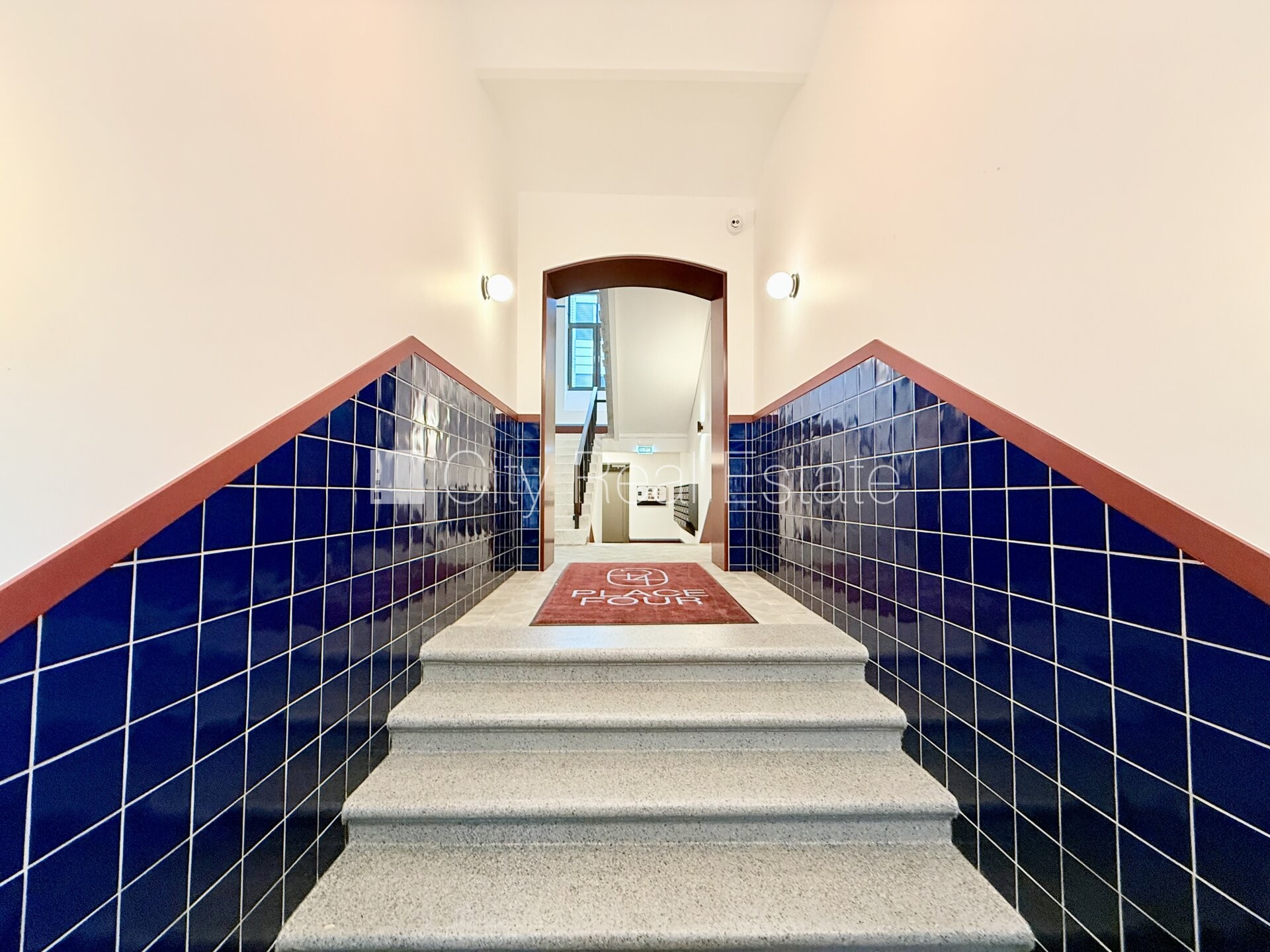 Sludinājumi. Renovēta māja, kāpņu telpa pēc kapitālā remonta, logi vērsti uz ielas pusi, guļamistabu skaits 1 Cena: 142000 EUR Foto #11