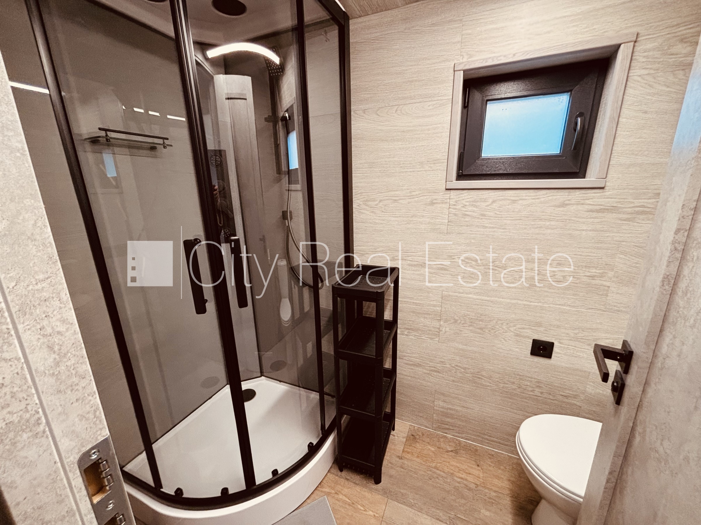 Sludinājumi. Privātmāja, labiekārtota apzaļumota teritorija, slēgta teritorija, bezmaksas stāvvieta pagalmā, Cena: 1500 EUR/mēn Foto #15