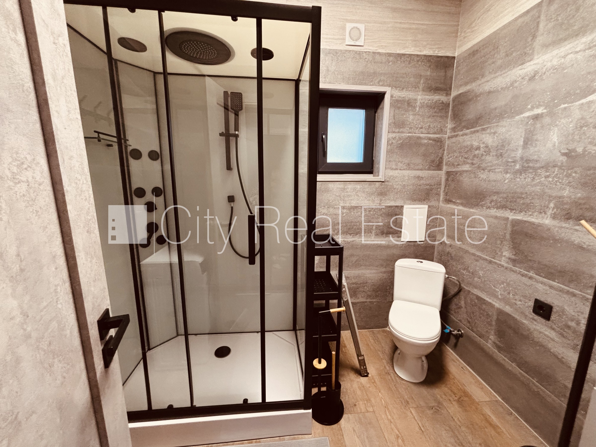 Sludinājumi. Privātmāja, labiekārtota apzaļumota teritorija, slēgta teritorija, bezmaksas stāvvieta pagalmā, Cena: 1500 EUR/mēn Foto #16