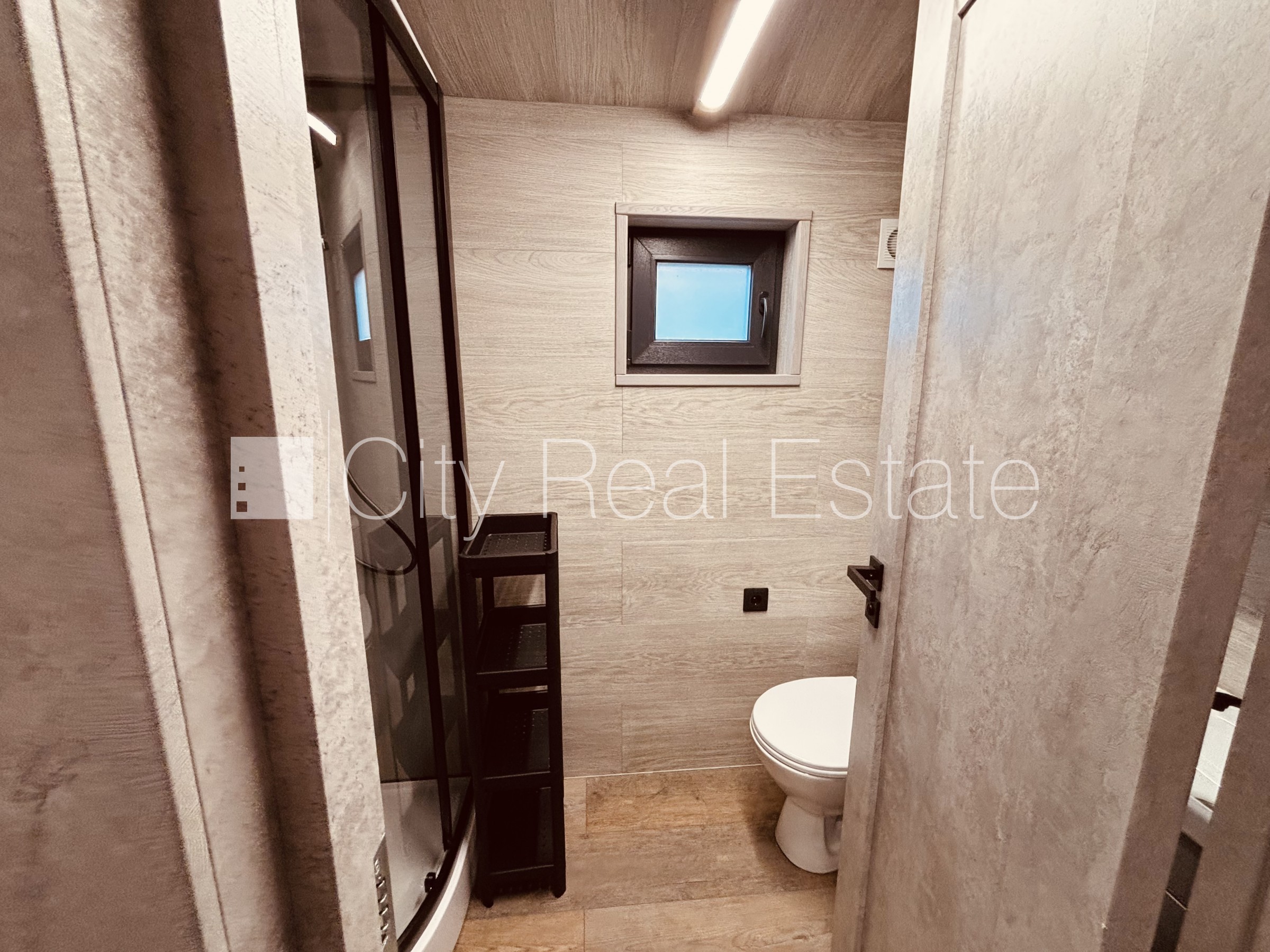 Sludinājumi. Privātmāja, labiekārtots apzaļumots pagalms, iežogota teritorija ar metāla sētu, bezmaksas Cena: 1500 EUR/mēn Foto #9