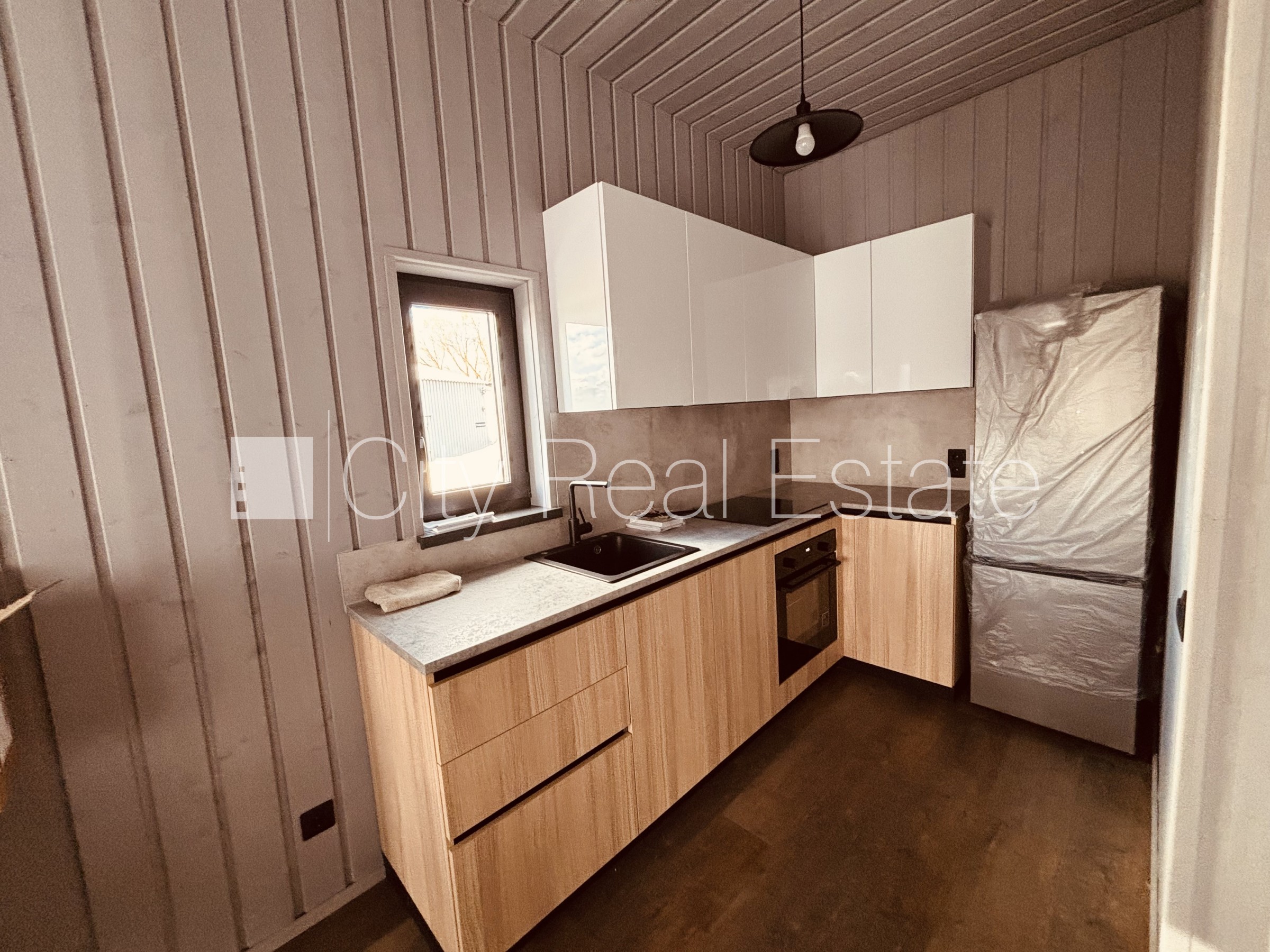 Sludinājumi. Privātmāja, labiekārtots apzaļumots pagalms, iežogota teritorija ar metāla sētu, bezmaksas Cena: 1500 EUR/mēn Foto #6