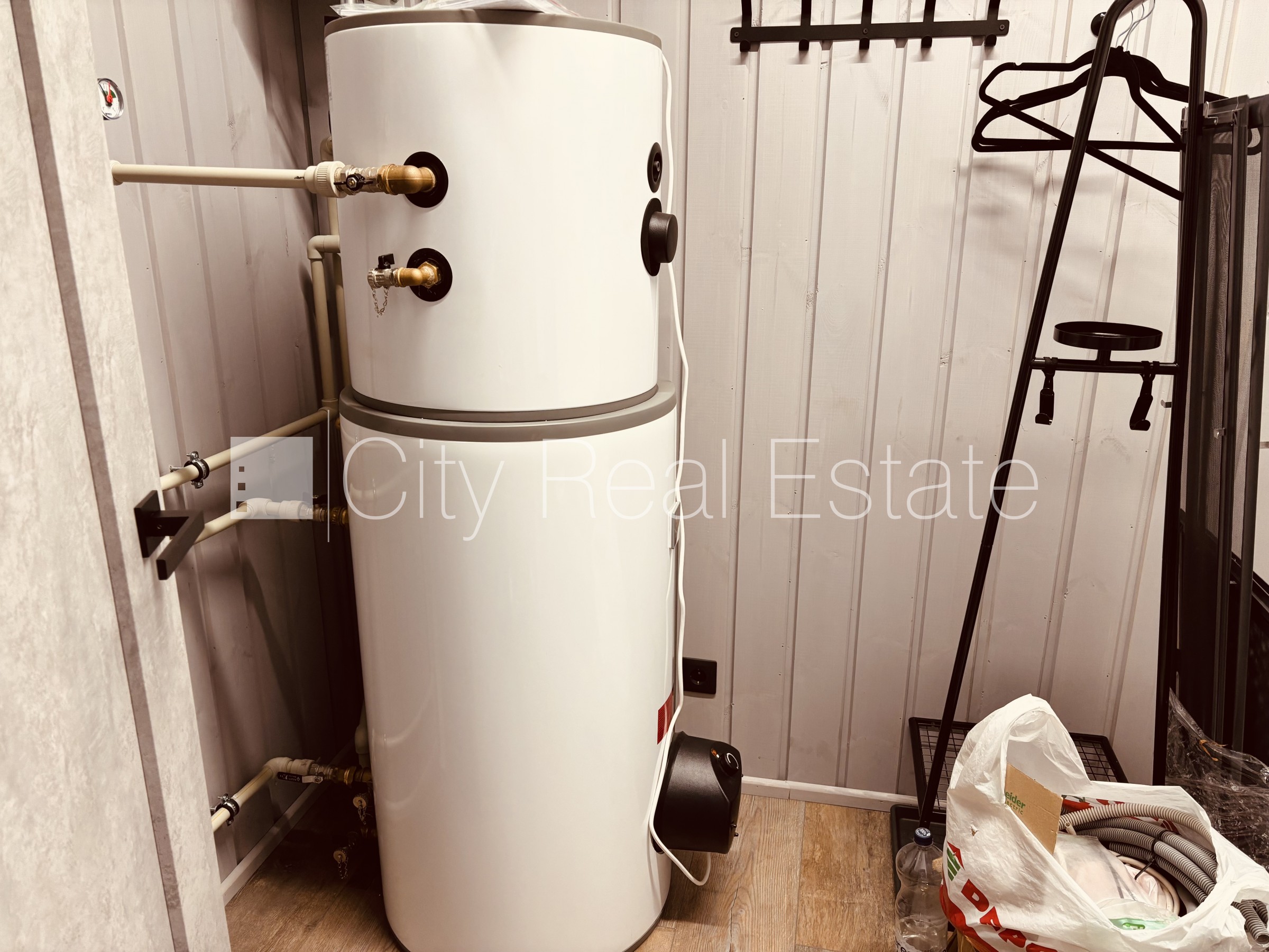 Sludinājumi. Privātmāja, labiekārtots apzaļumots pagalms, iežogota teritorija ar metāla sētu, bezmaksas Cena: 1500 EUR/mēn Foto #22