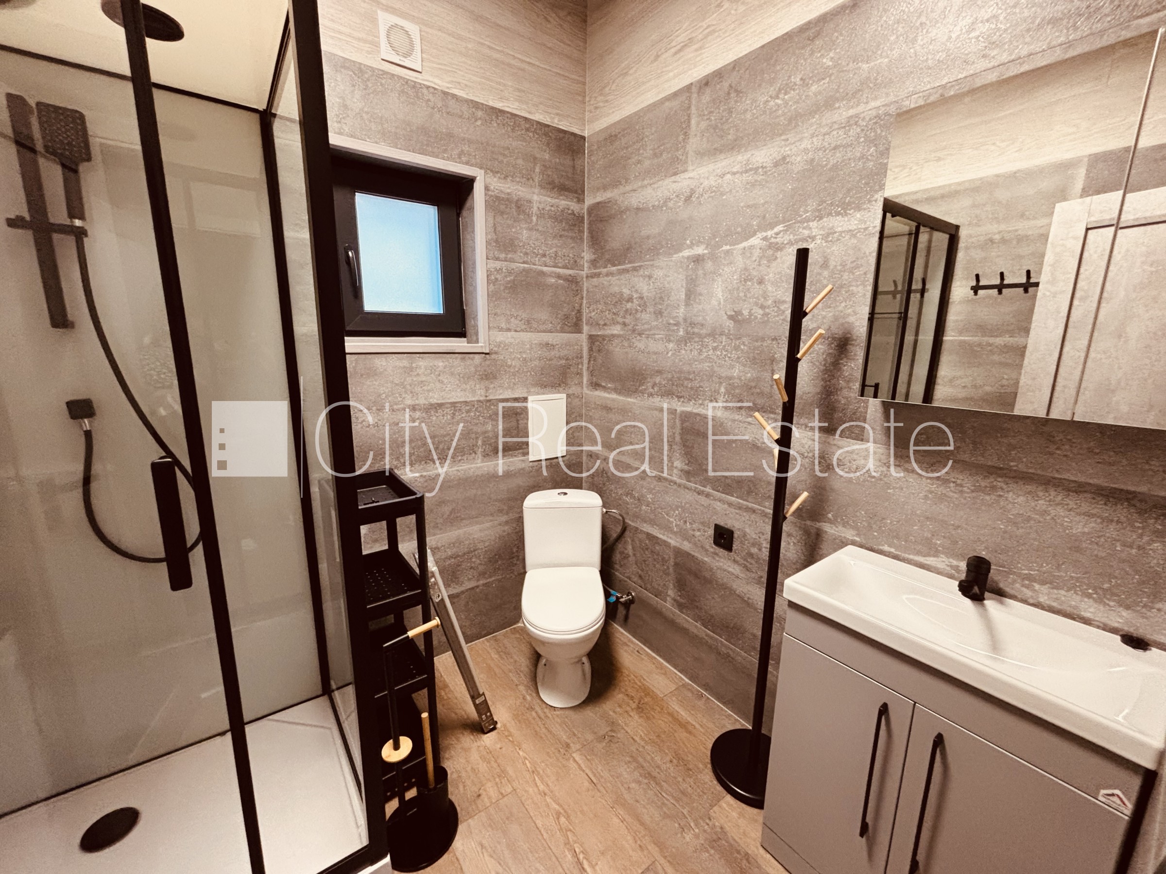 Sludinājumi. Privātmāja, labiekārtots apzaļumots pagalms, iežogota teritorija ar metāla sētu, bezmaksas Cena: 1500 EUR/mēn Foto #12