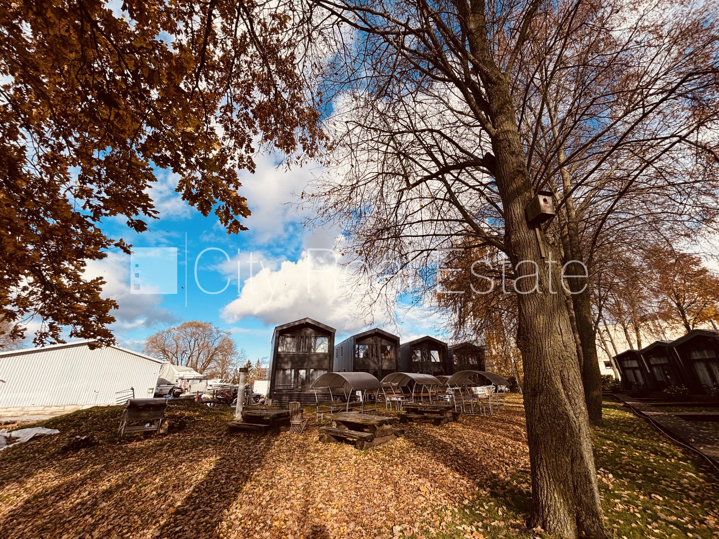 Sludinājumi. Privātmāja, labiekārtots apzaļumots pagalms, iežogota teritorija ar metāla sētu, bezmaksas Cena: 1500 EUR/mēn Foto #23