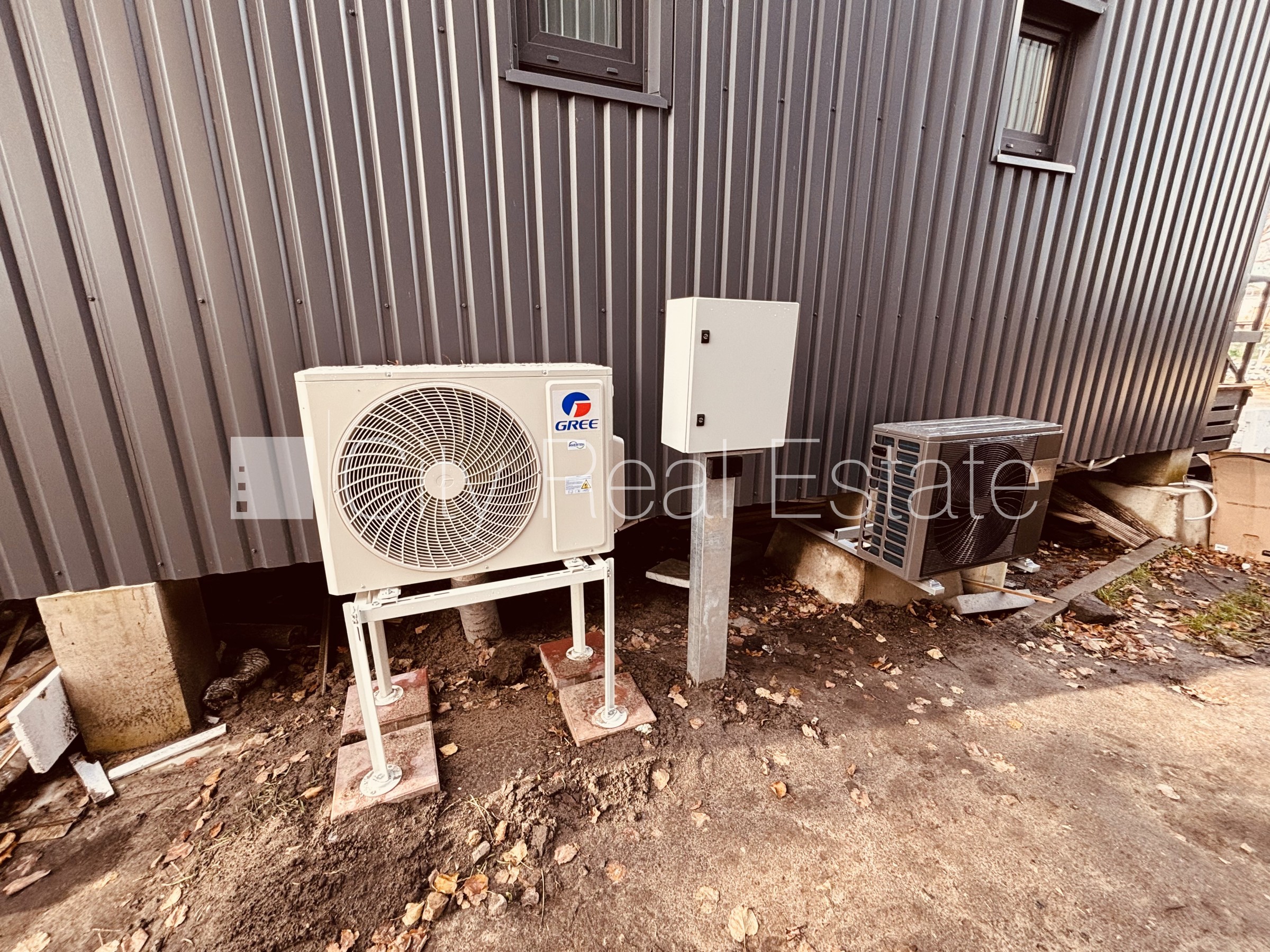 Sludinājumi. Privātmāja, labiekārtots apzaļumots pagalms, iežogota teritorija ar metāla sētu, bezmaksas Cena: 1500 EUR/mēn Foto #25