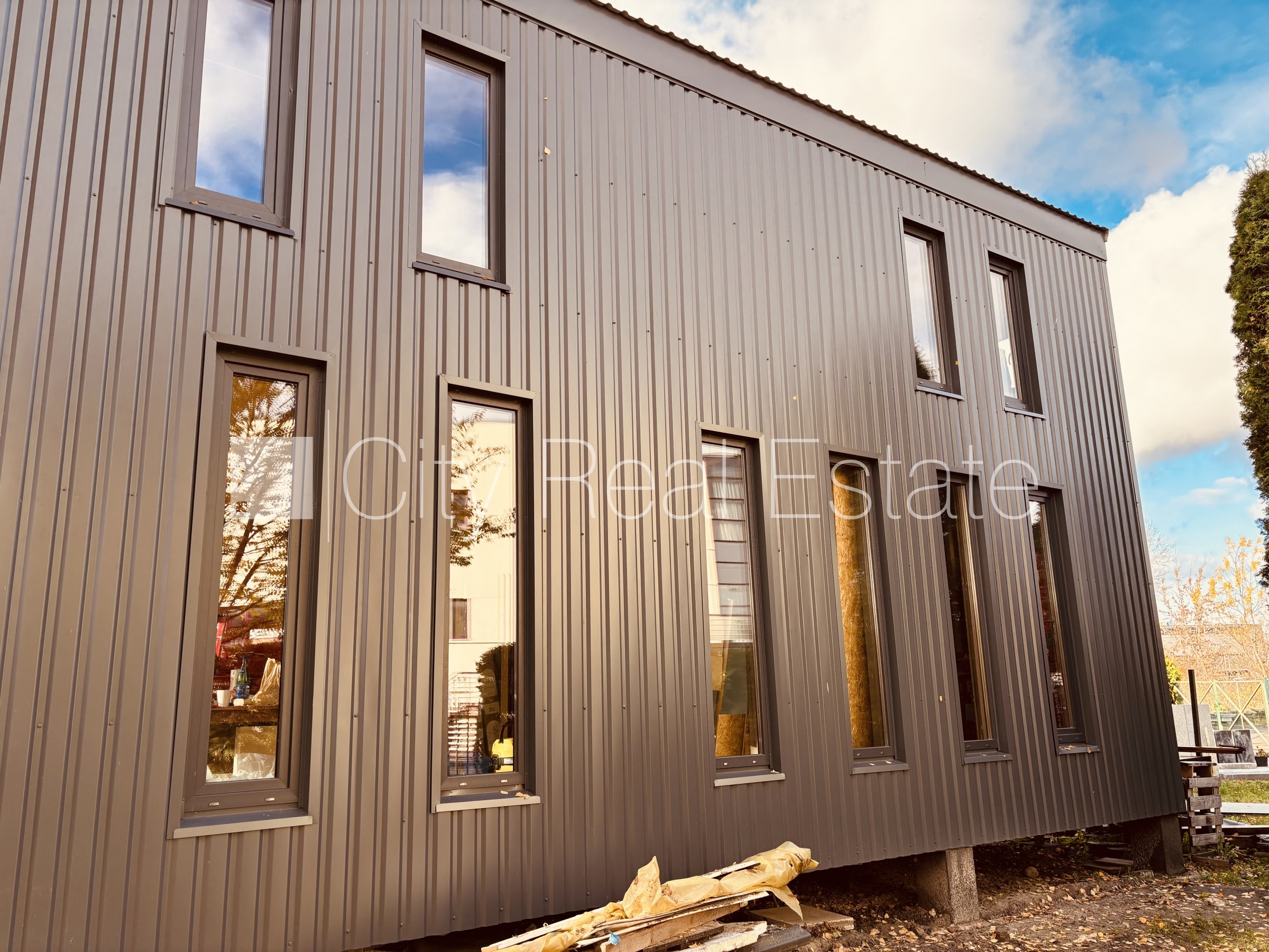 Sludinājumi. Privātmāja, labiekārtots apzaļumots pagalms, iežogota teritorija ar metāla sētu, bezmaksas Cena: 1500 EUR/mēn Foto #4