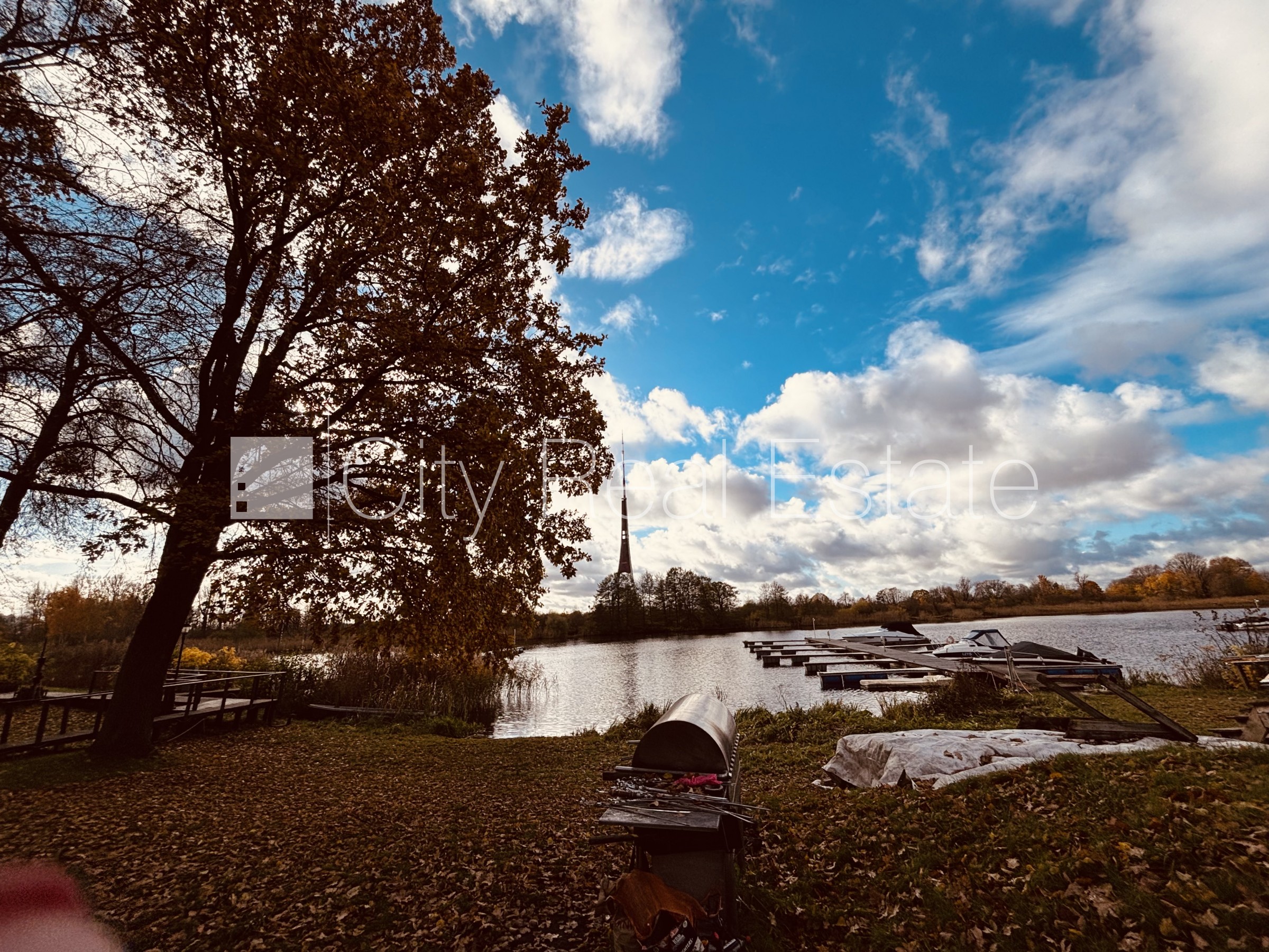Sludinājumi. Privātmāja, labiekārtots apzaļumots pagalms, iežogota teritorija ar metāla sētu, bezmaksas Cena: 1500 EUR/mēn Foto #2