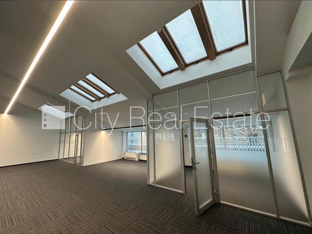 Sludinājumi. Labiekārtots apzaļumots pagalms, pazemes autostāvvieta, apsargāta teritorija, ieeja no ielas, ir Cena: 4930 EUR/mēn Foto #5