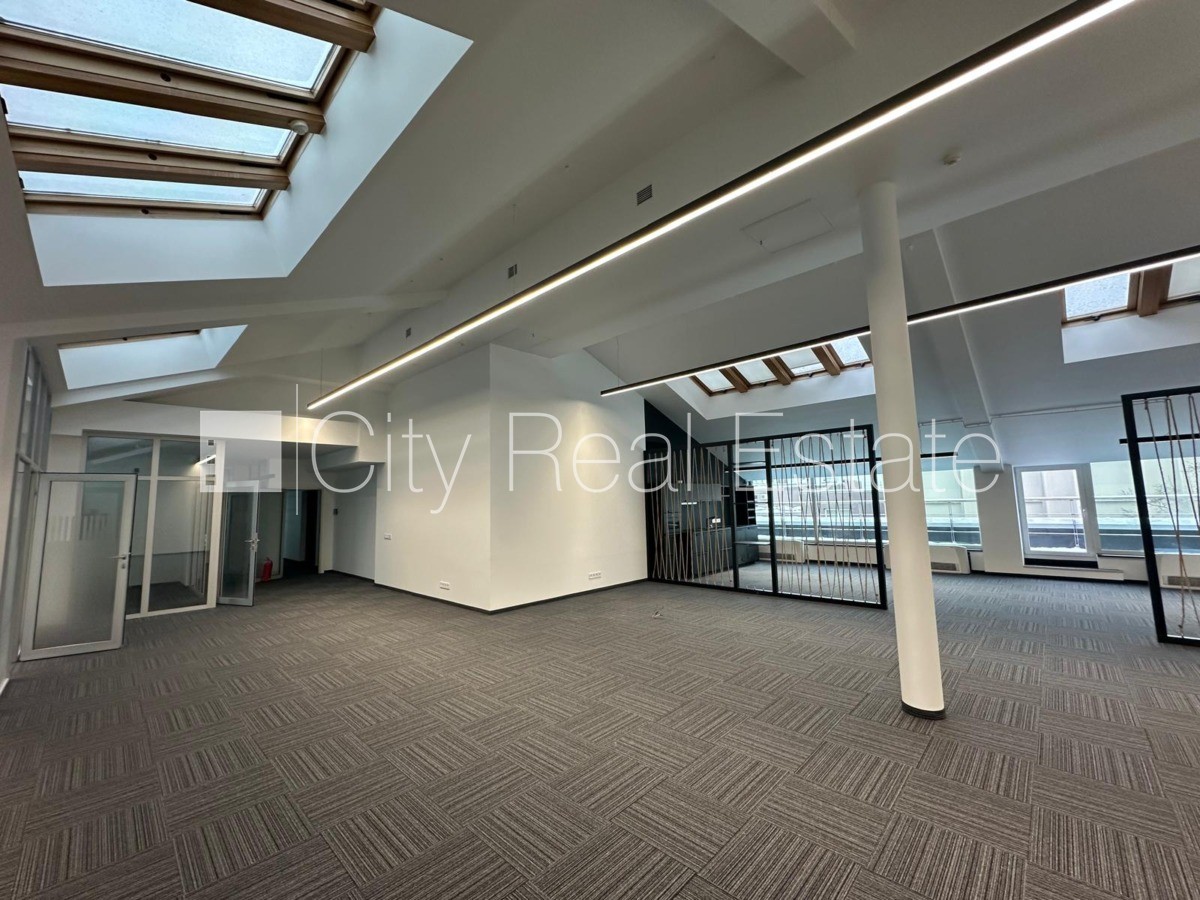 Sludinājumi. Labiekārtots apzaļumots pagalms, pazemes autostāvvieta, apsargāta teritorija, ieeja no ielas, ir Cena: 4930 EUR/mēn Foto #6