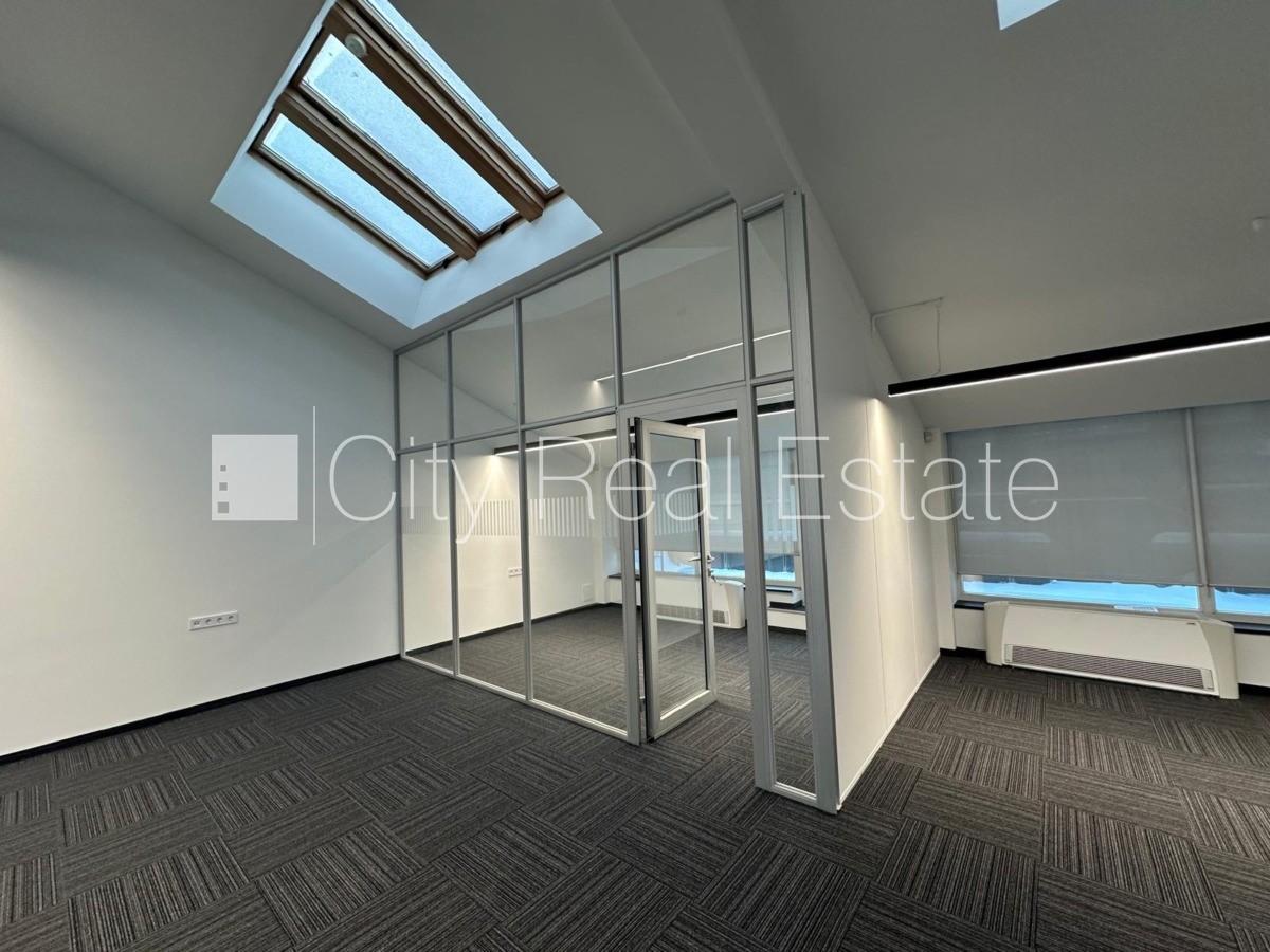 Sludinājumi. Labiekārtots apzaļumots pagalms, pazemes autostāvvieta, apsargāta teritorija, ieeja no ielas, ir Cena: 4930 EUR/mēn Foto #7