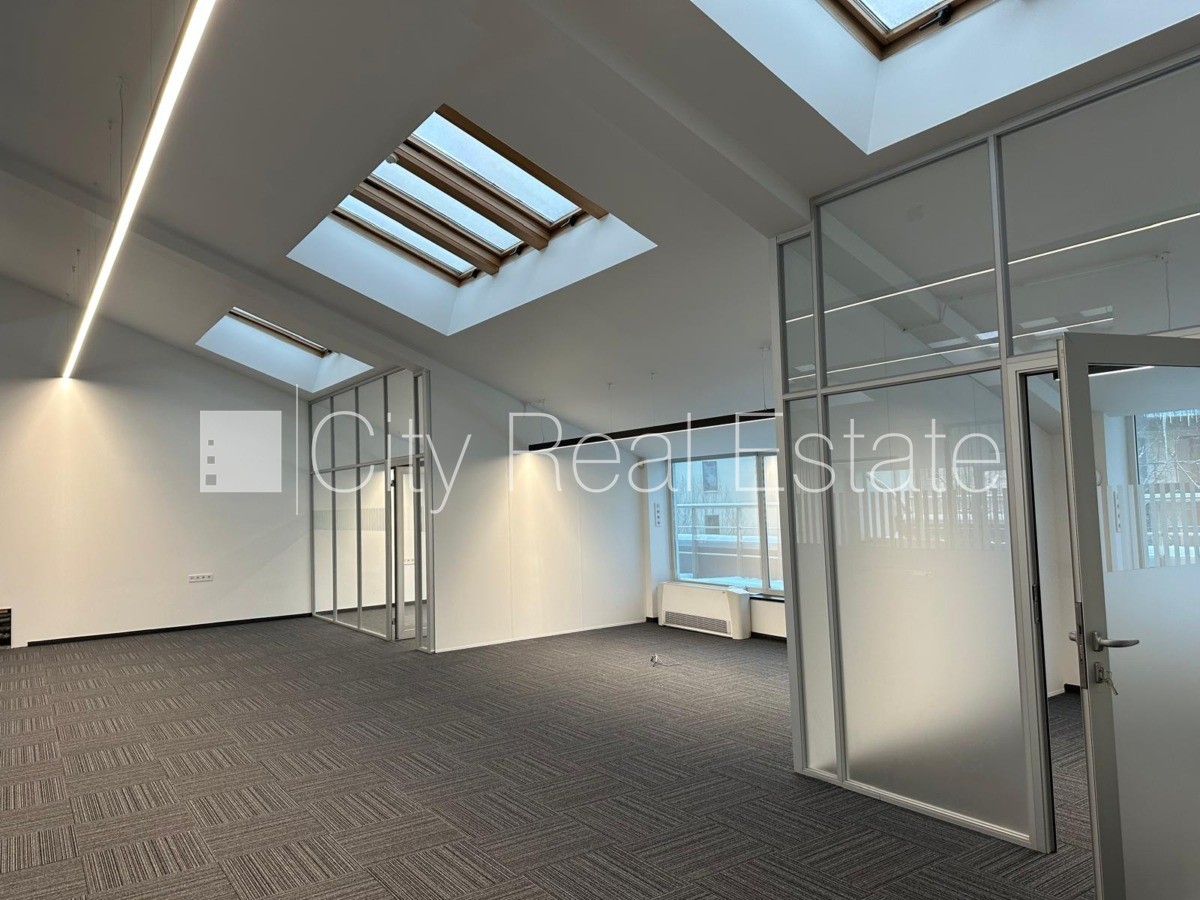 Sludinājumi. Labiekārtots apzaļumots pagalms, pazemes autostāvvieta, apsargāta teritorija, ieeja no ielas, ir Cena: 4930 EUR/mēn Foto #8