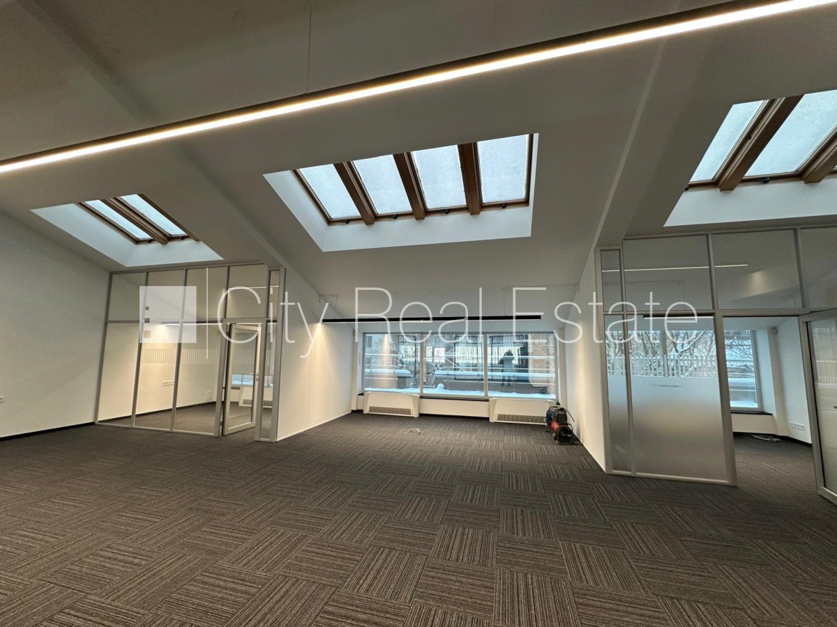 Sludinājumi. Labiekārtots apzaļumots pagalms, pazemes autostāvvieta, apsargāta teritorija, ieeja no ielas, ir Cena: 4930 EUR/mēn Foto #10