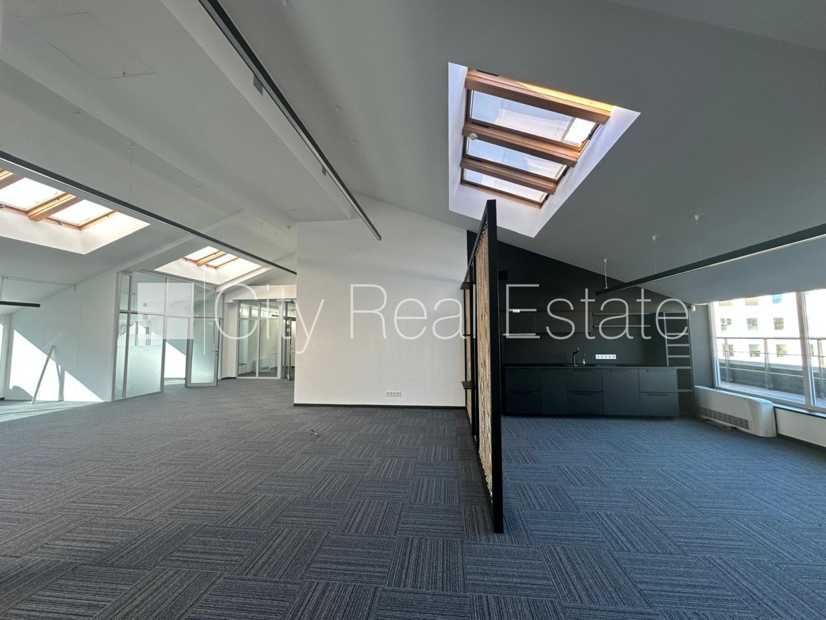 Sludinājumi. Labiekārtots apzaļumots pagalms, pazemes autostāvvieta, apsargāta teritorija, ieeja no ielas, ir Cena: 4930 EUR/mēn Foto #11