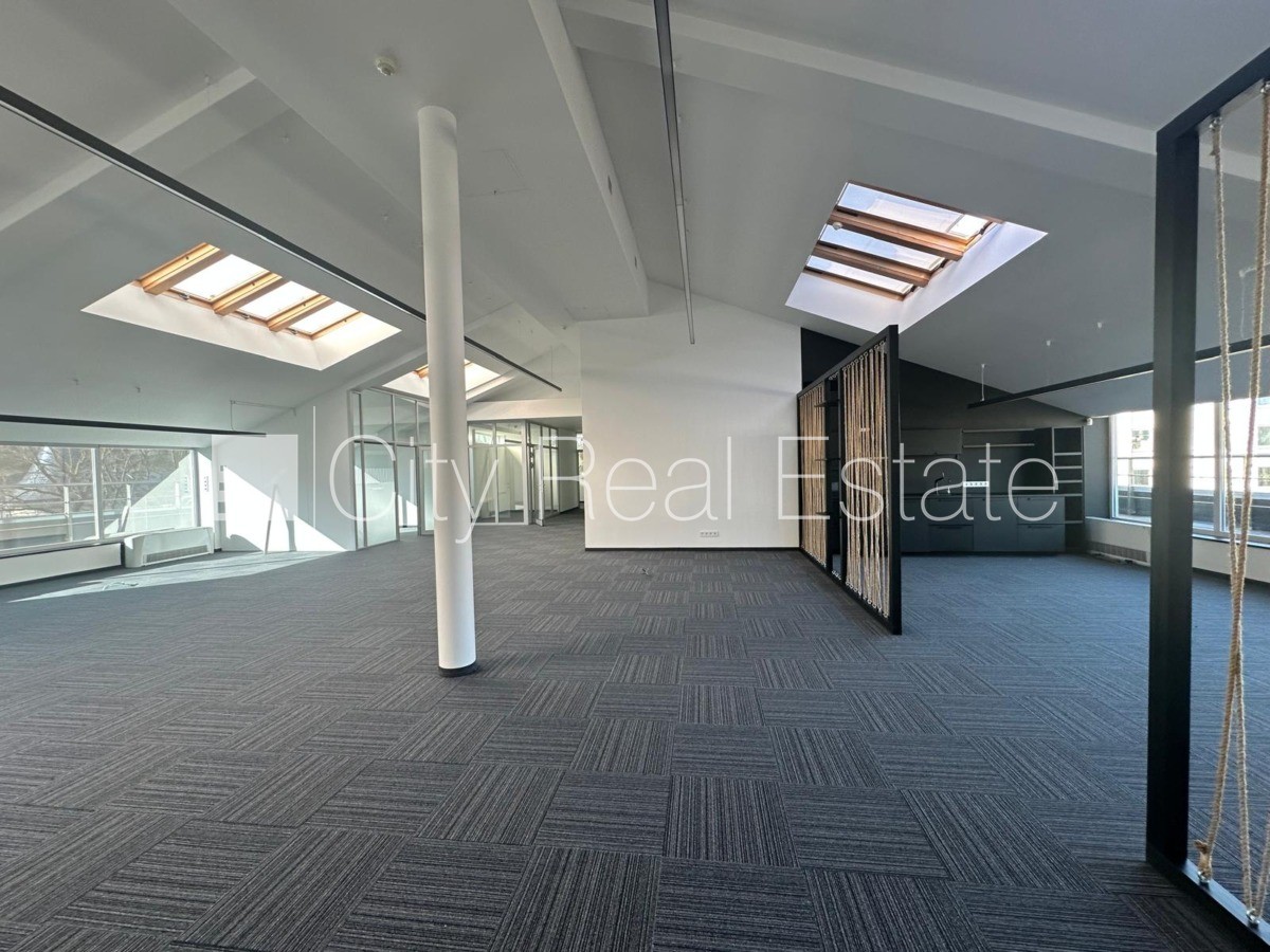 Sludinājumi. Labiekārtots apzaļumots pagalms, pazemes autostāvvieta, apsargāta teritorija, ieeja no ielas, ir Cena: 4930 EUR/mēn Foto #12