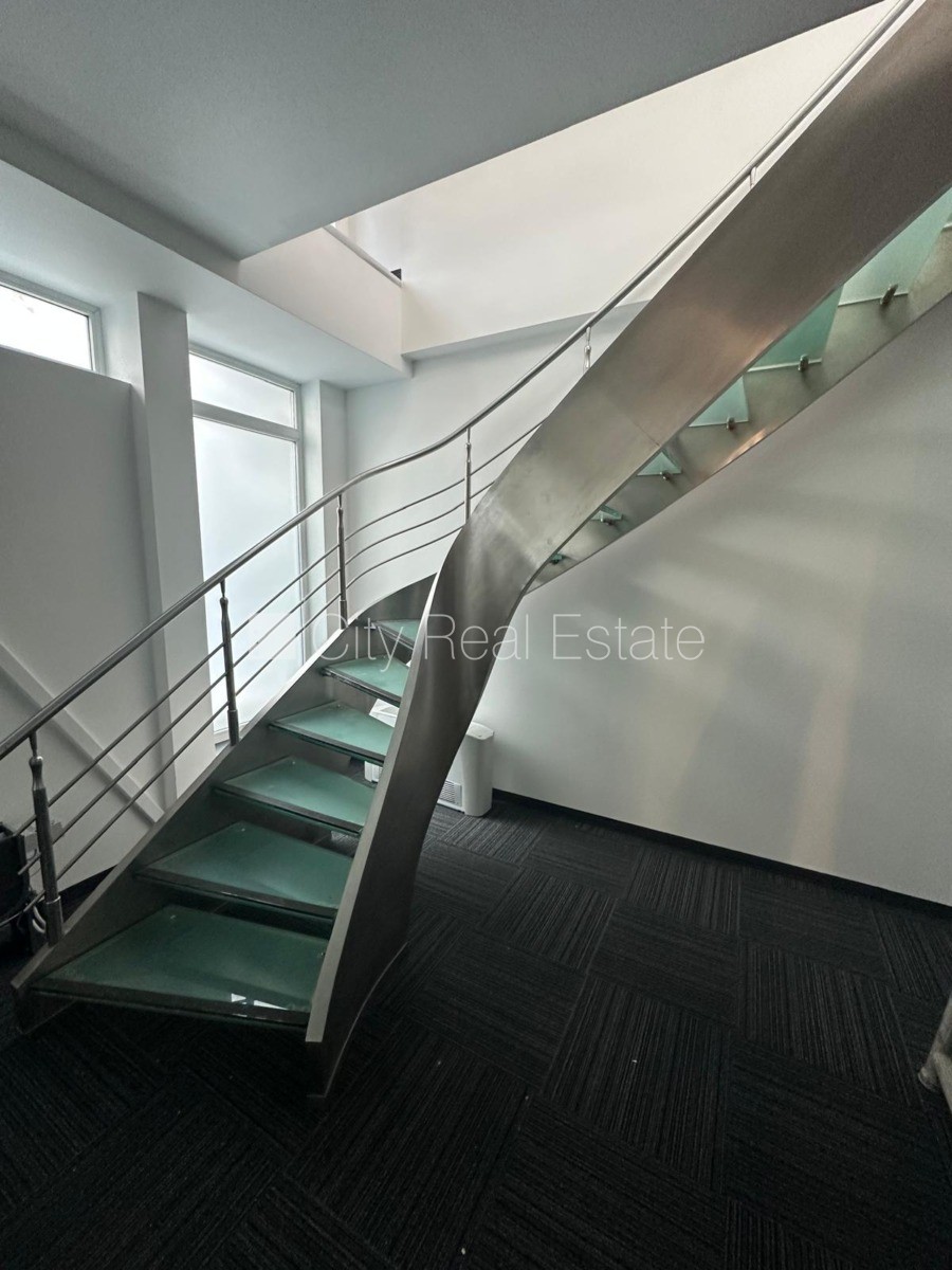 Sludinājumi. Labiekārtots apzaļumots pagalms, pazemes autostāvvieta, apsargāta teritorija, ieeja no ielas, ir Cena: 4930 EUR/mēn Foto #15