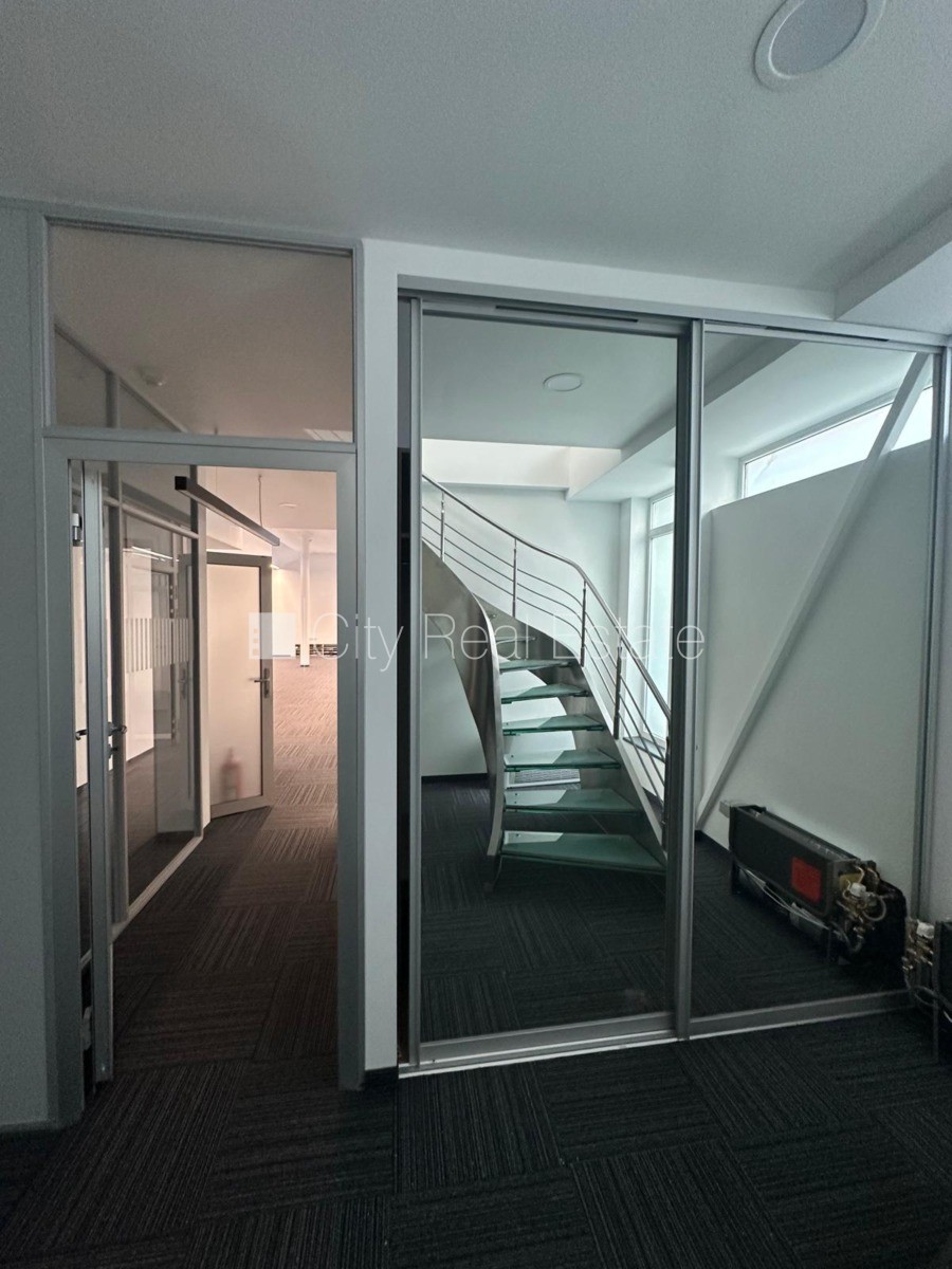 Sludinājumi. Labiekārtots apzaļumots pagalms, pazemes autostāvvieta, apsargāta teritorija, ieeja no ielas, ir Cena: 4930 EUR/mēn Foto #16