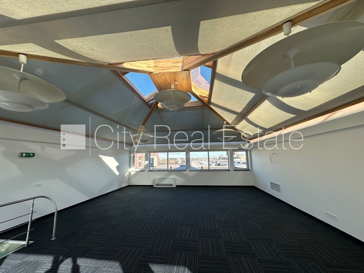 Sludinājumi. Labiekārtots apzaļumots pagalms, pazemes autostāvvieta, apsargāta teritorija, ieeja no ielas, ir Cena: 4930 EUR/mēn Foto #2