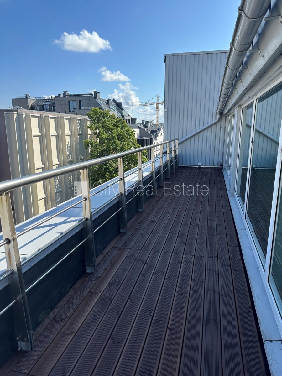 Sludinājumi. Labiekārtots apzaļumots pagalms, pazemes autostāvvieta, apsargāta teritorija, ieeja no ielas, ir Cena: 4930 EUR/mēn Foto #14